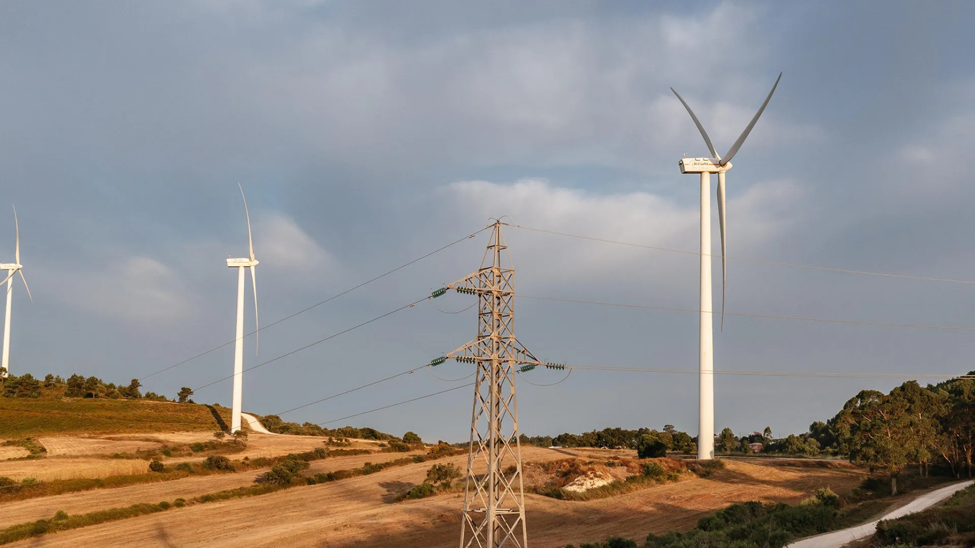 
                    E-Redes vai remeter às câmaras clientes sem energia, mas exclui os media
                