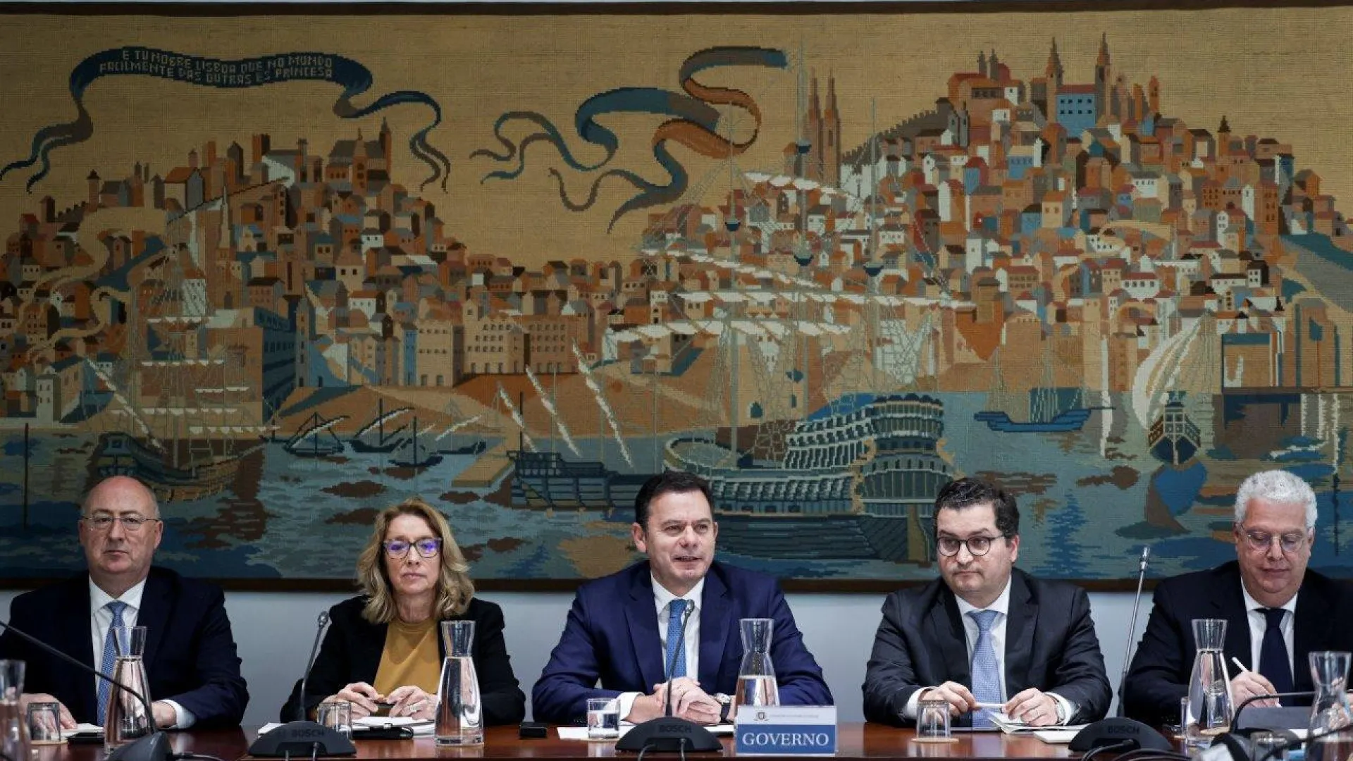 
                    Governo adia entrega de relatório de formação a parceiros sociais
                