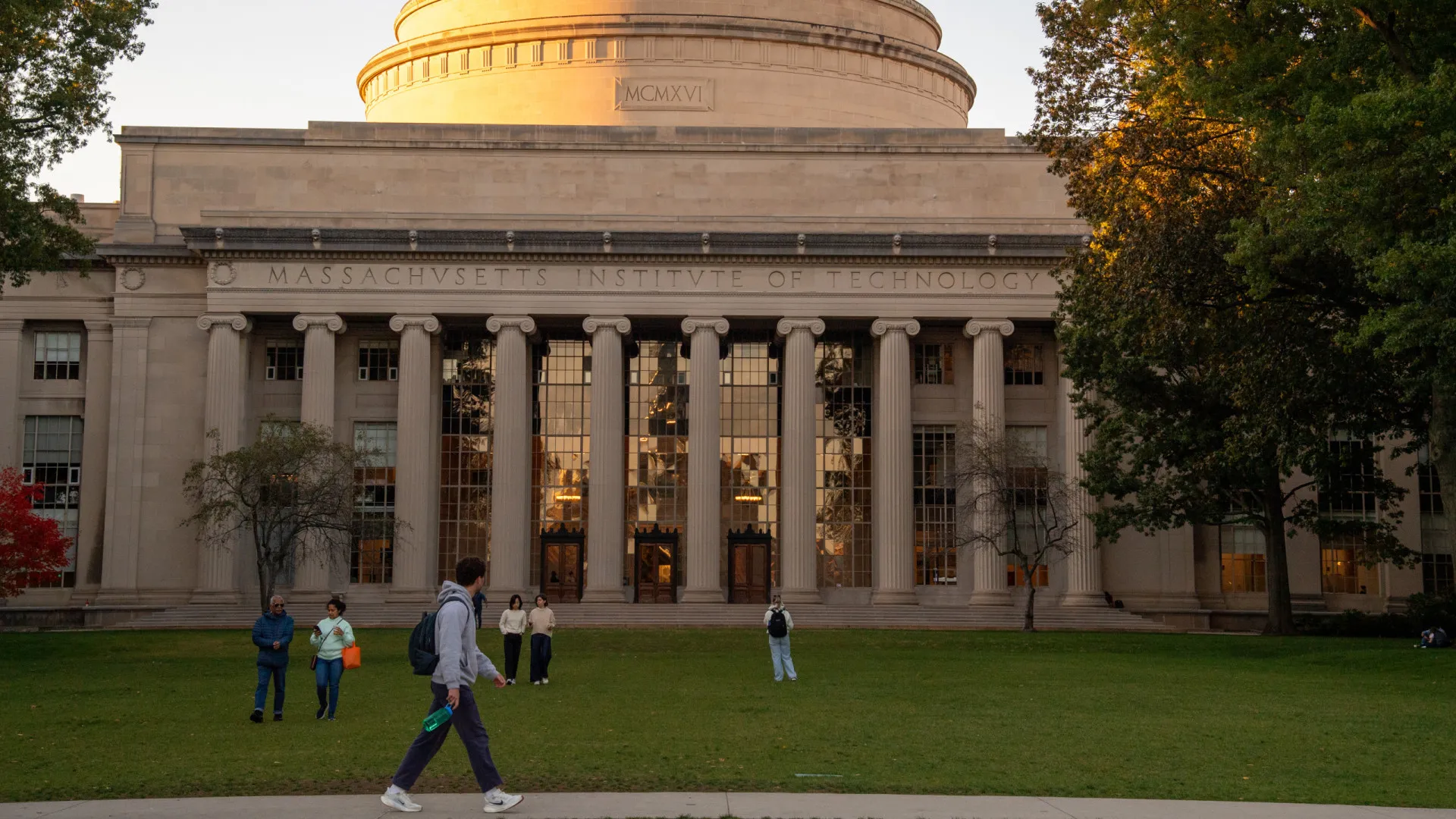 
                    Físico português morreu baleado em casa. Embaixador e MIT reagem
                