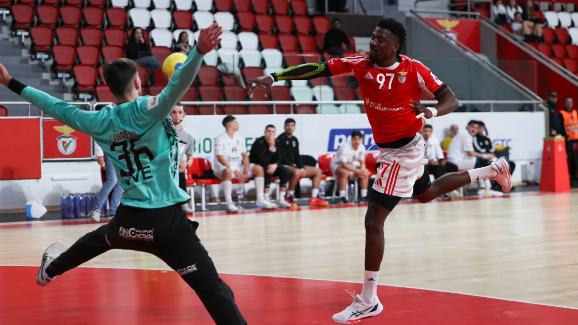 Benfica finta polémica do Clássico e ultrapassa FC Porto no segundo lugar