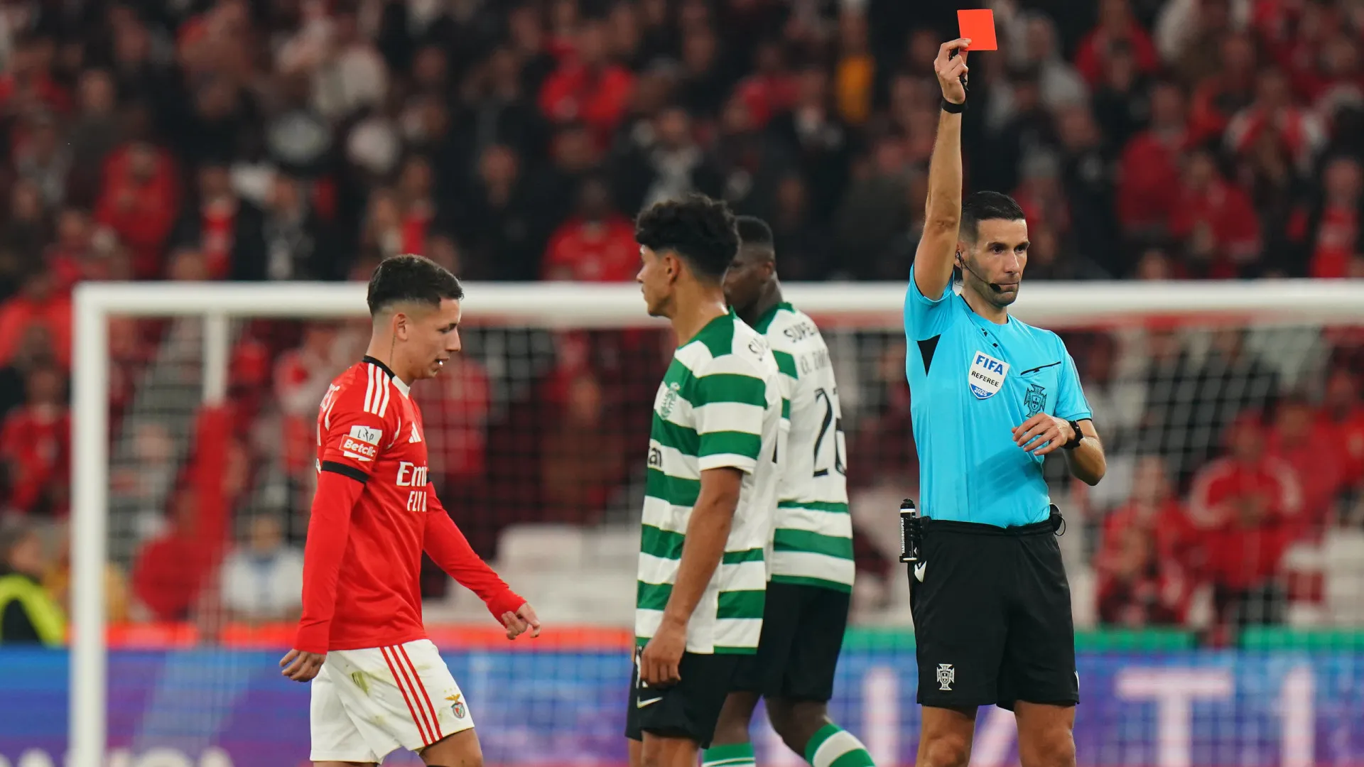 
                    Revelados os áudios do VAR na expulsão de Prestianni no Benfica-Sporting
                