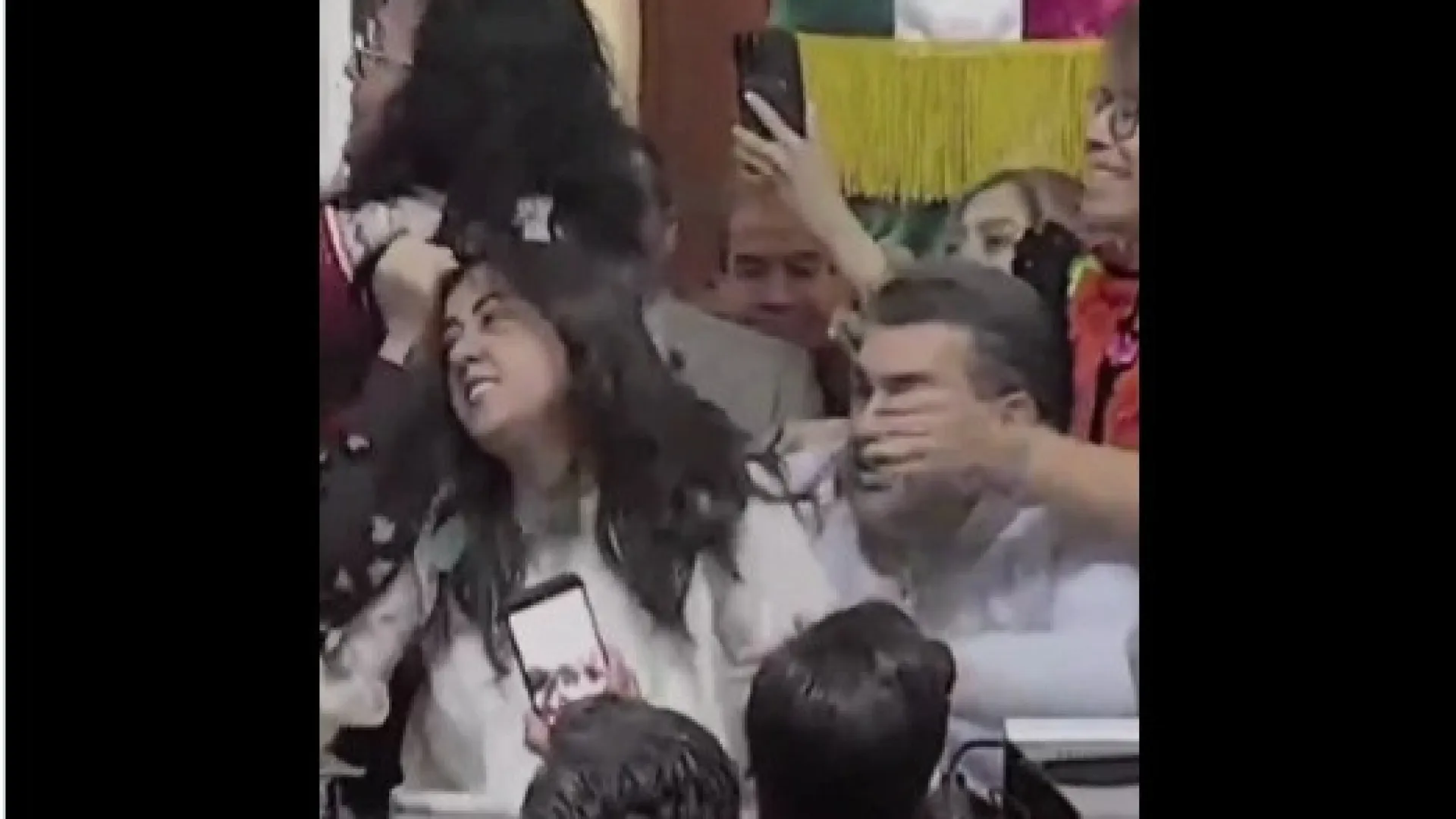 
                    Murros e puxões de cabelo. Discussão interrompe parlamento mexicano
                