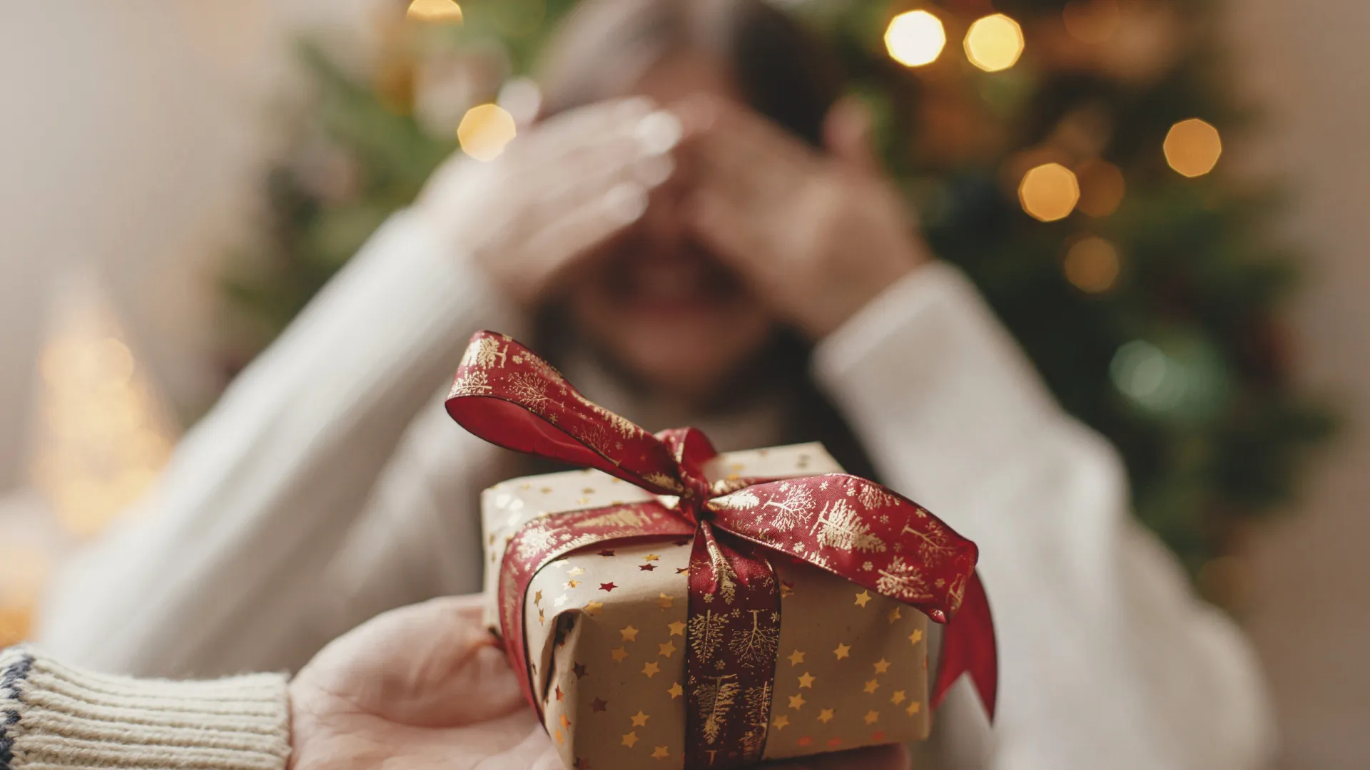 
                    Não seja mal educado! Regras de etiqueta na troca de presentes de Natal
                
