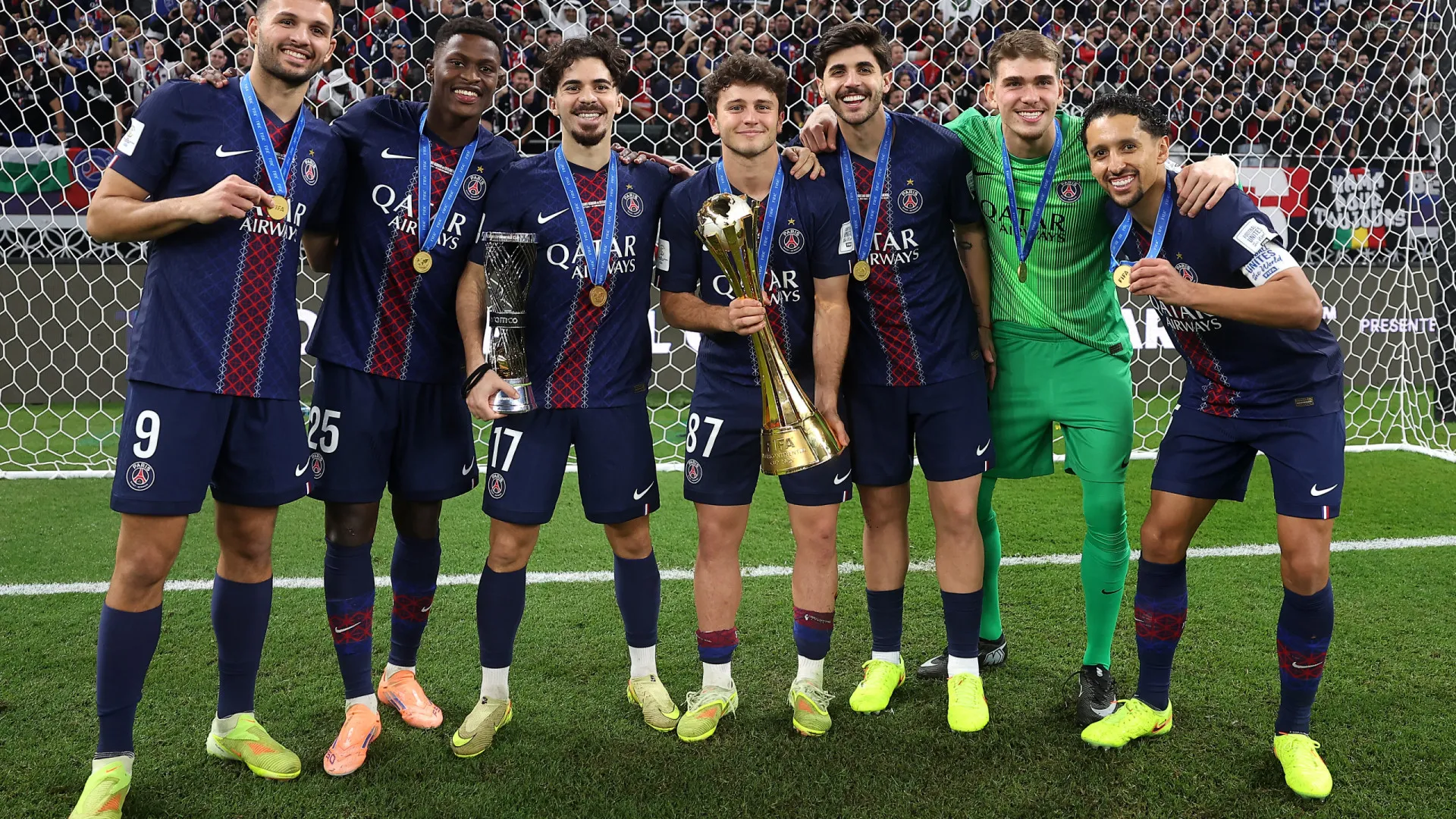 
                    De Vitinha 'MVP' ao herói Safanov. As imagens da festa do PSG em Doha
                