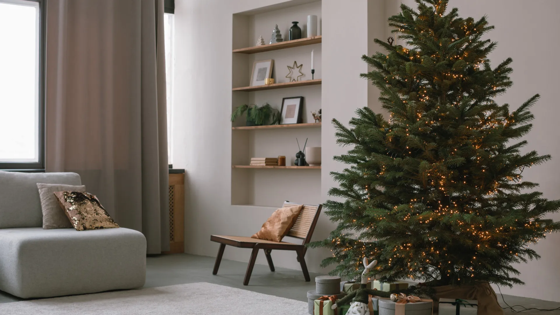 
                    Árvore de Natal 'nua': Tendência entre celebridades gera discórdia
                