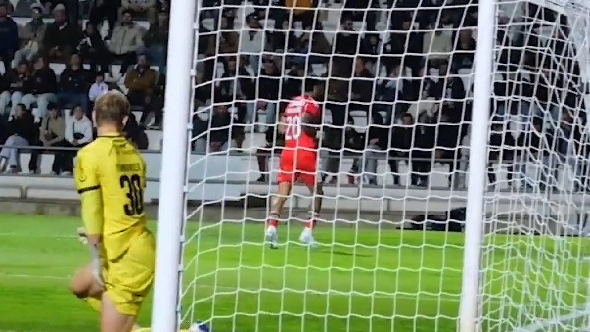 
                    De primeira e sem deixar a bola cair. Ríos adiantou desta forma o Benfica
                