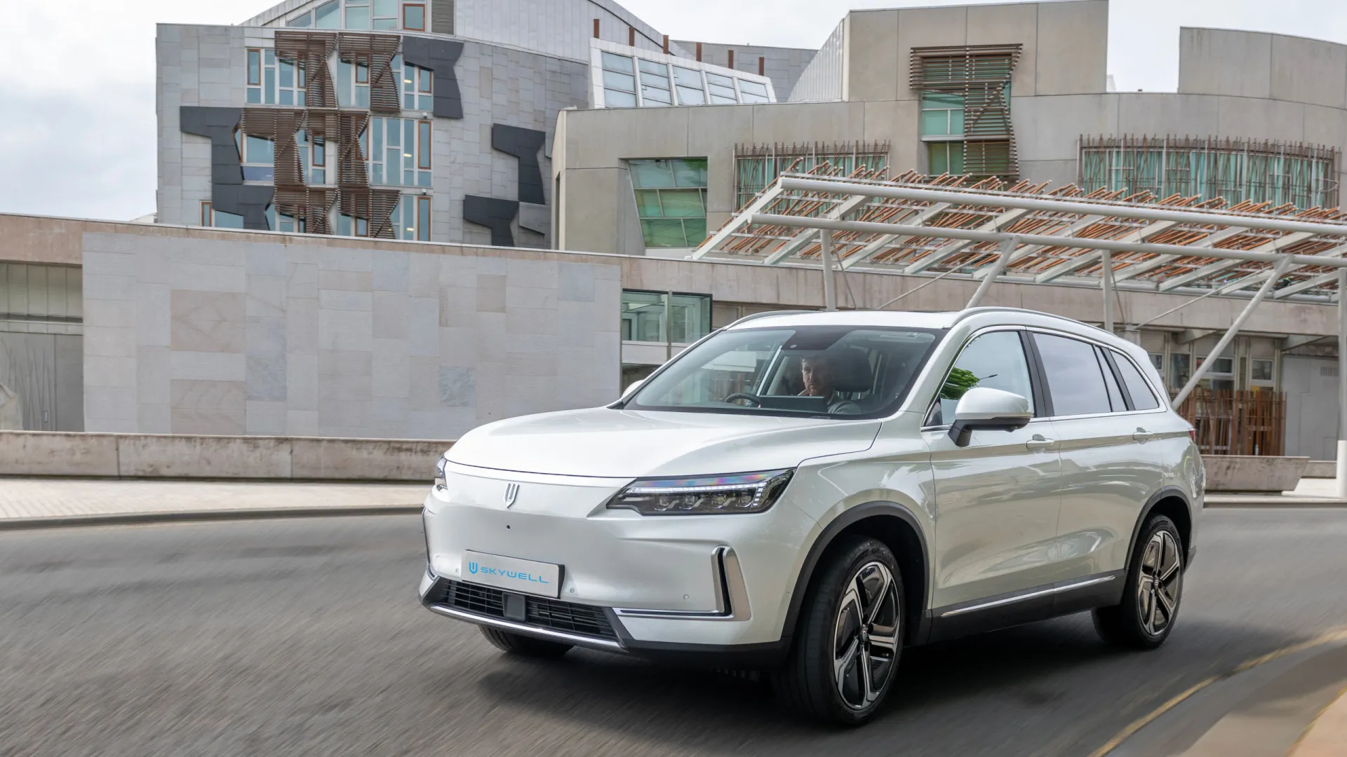 
                    Clube inglês (com português ex-Benfica na equipa) tem novos SUV elétricos
                