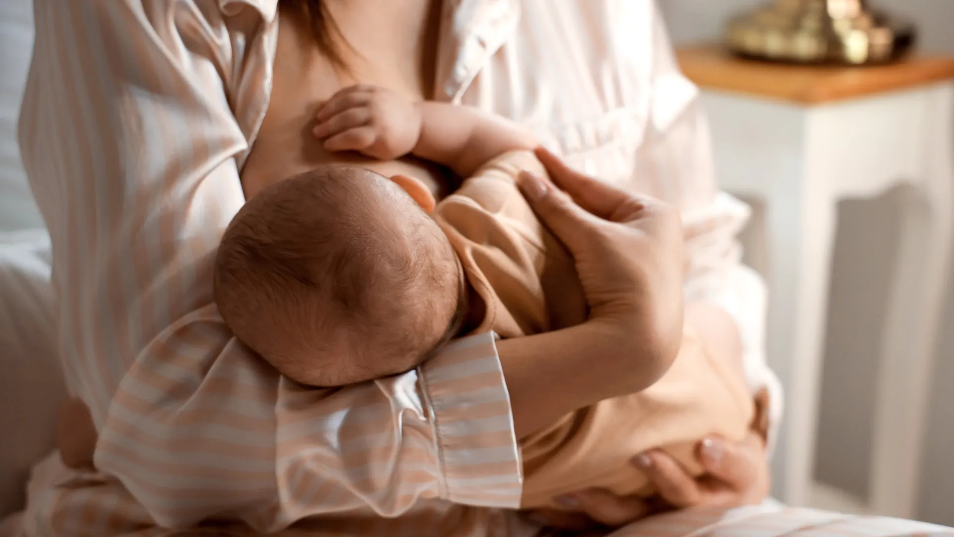 
                    Amamentação e co-sleeping: Há risco de asfixia? Falámos com especialistas
                