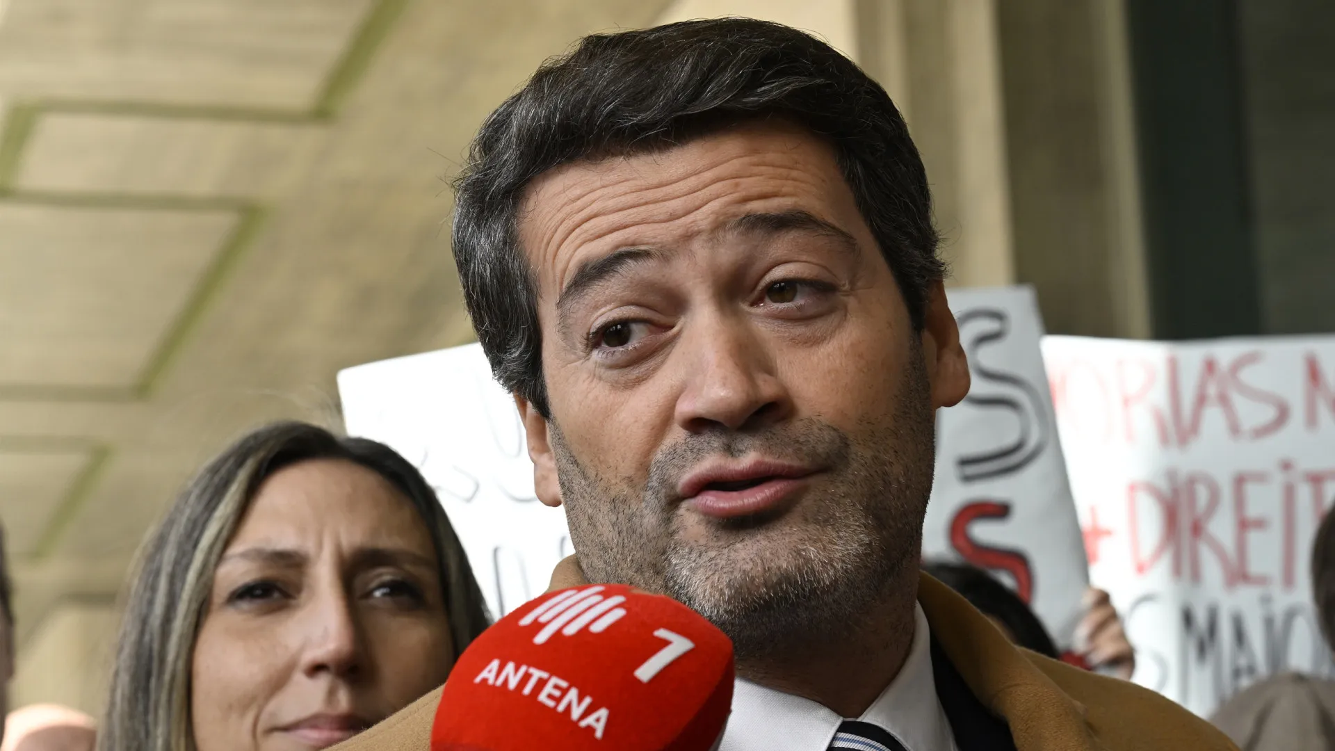 
                    Ventura pede a Marcelo para cancelar visita a Espanha: 