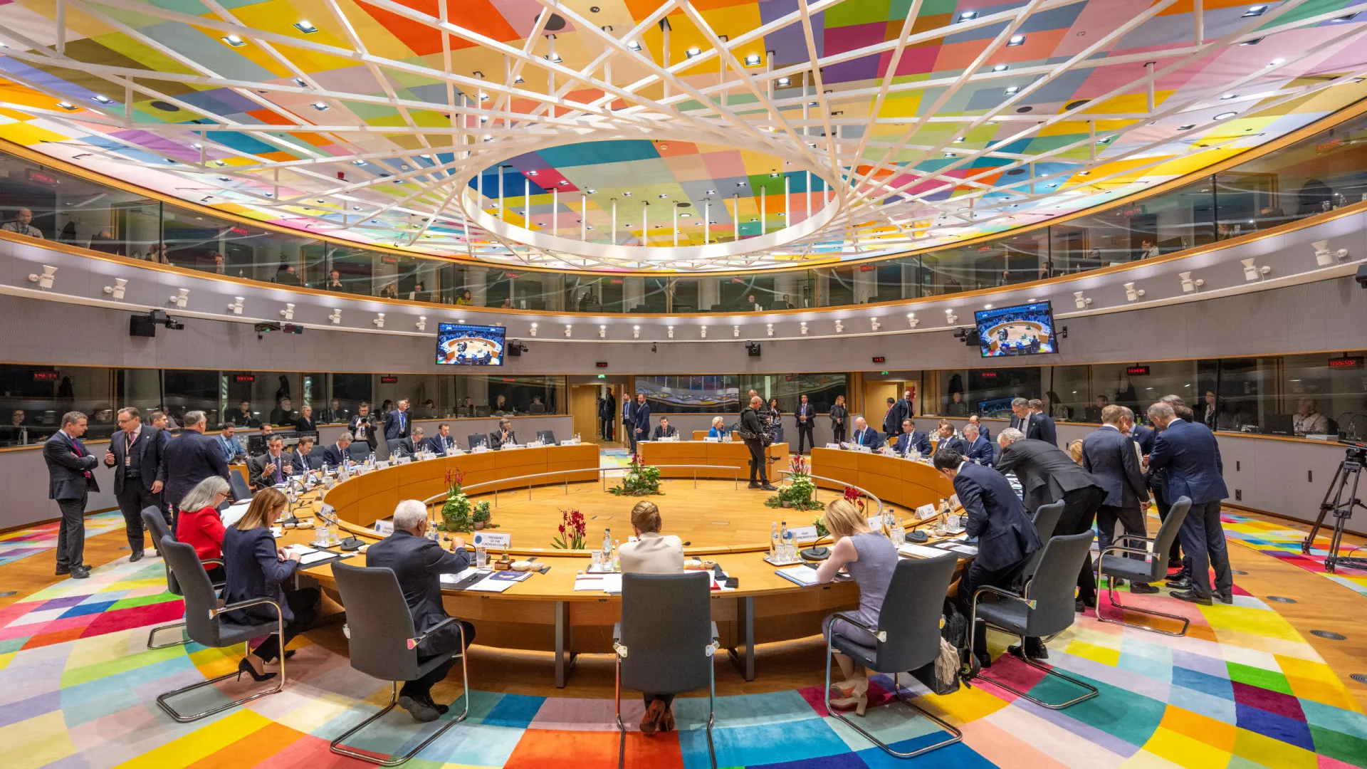 
                    Reunião do Conselho Europeu começa com uma hora e meia de atraso
                