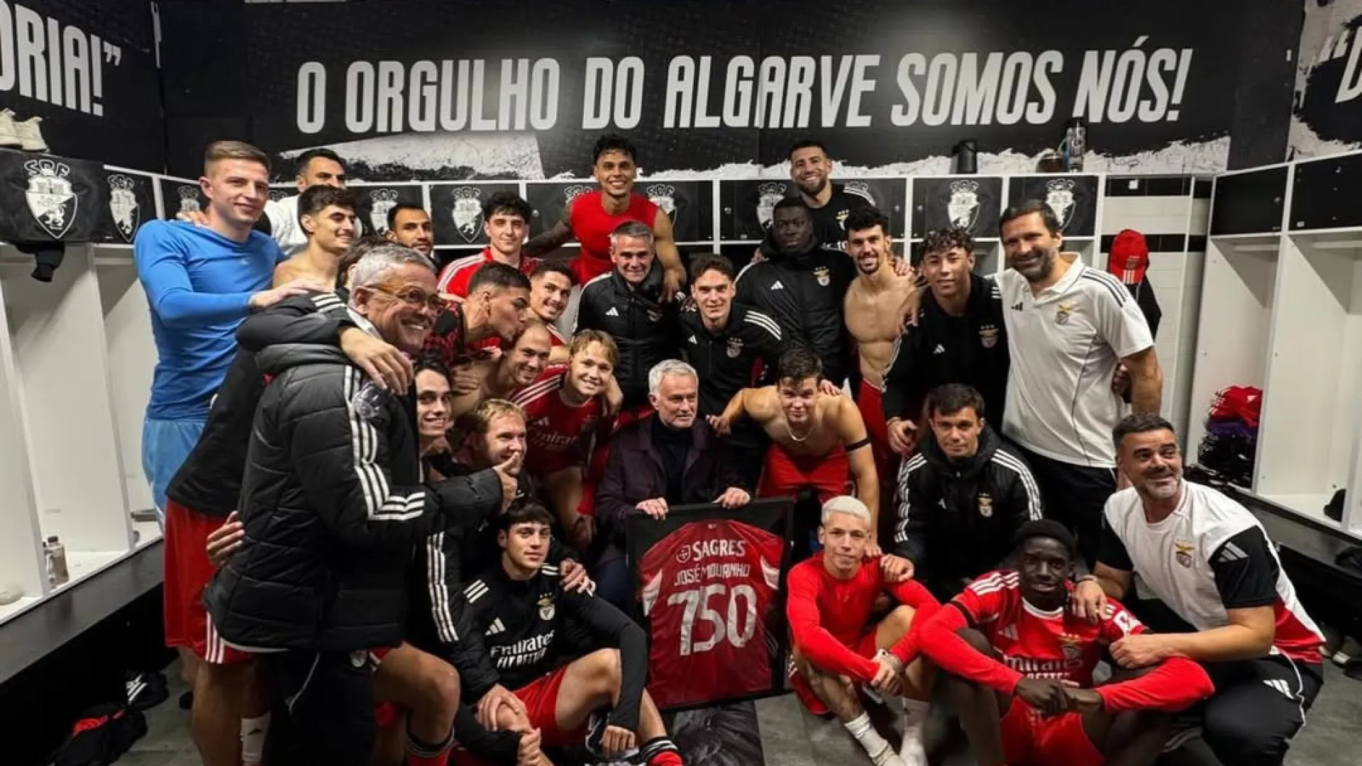 
                    Mourinho assinala 750.ª vitória na carreira e gesto de Enzo salta à vista
                