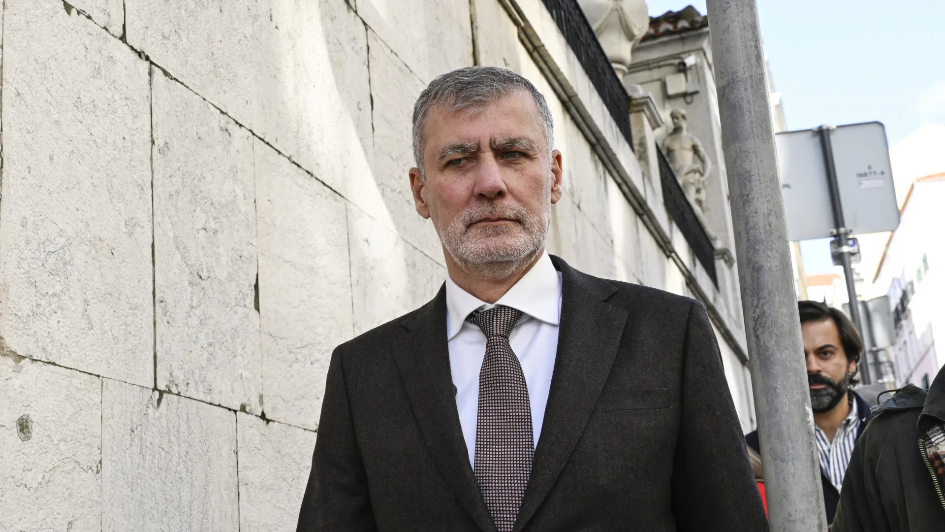 
                    Negócios? Gouveia e Melo insiste que Marques Mendes deve 