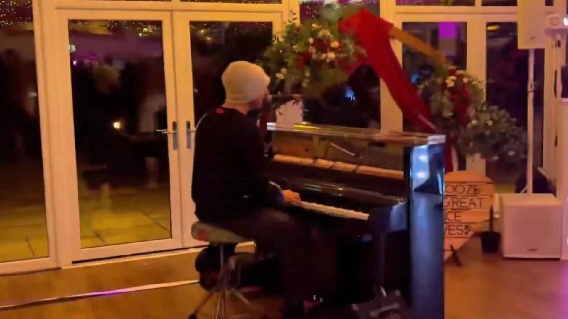 
                    Chris Martin canta de surpresa 