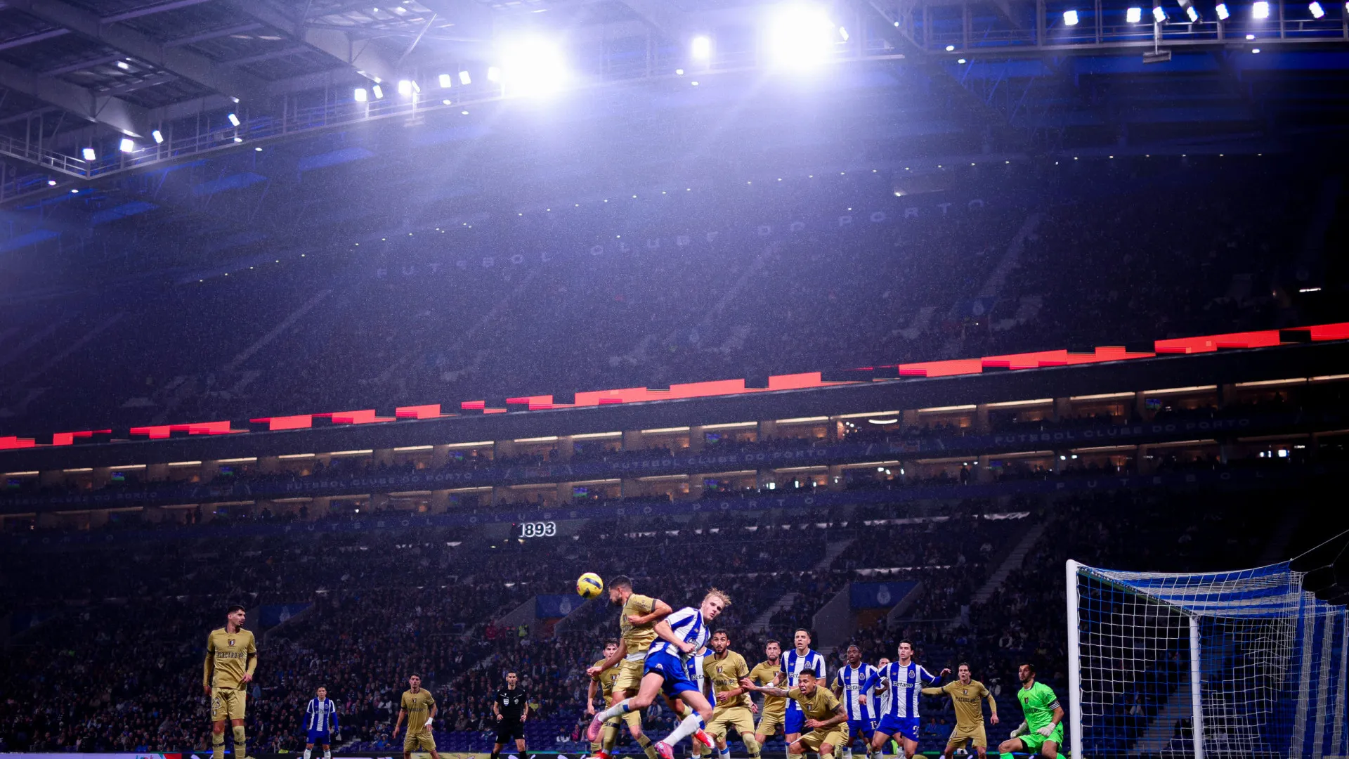 
                    EM DIRETO: FC Porto e Sporting nos 'quartos' com polémica à mistura
                