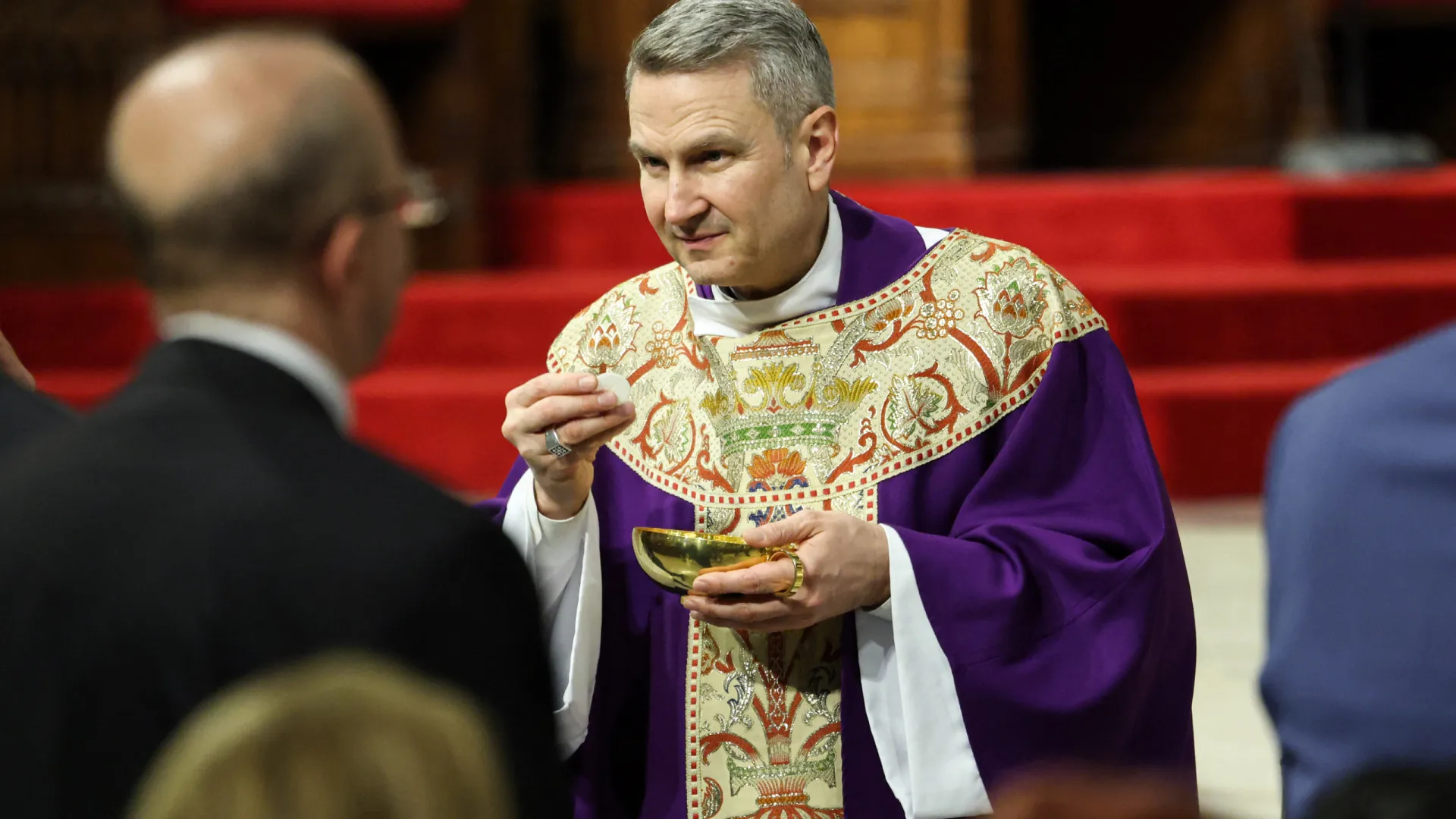 
                    Novo arcebispo de Nova Iorque (favorável a migrantes) celebrou 1.ª missa
                