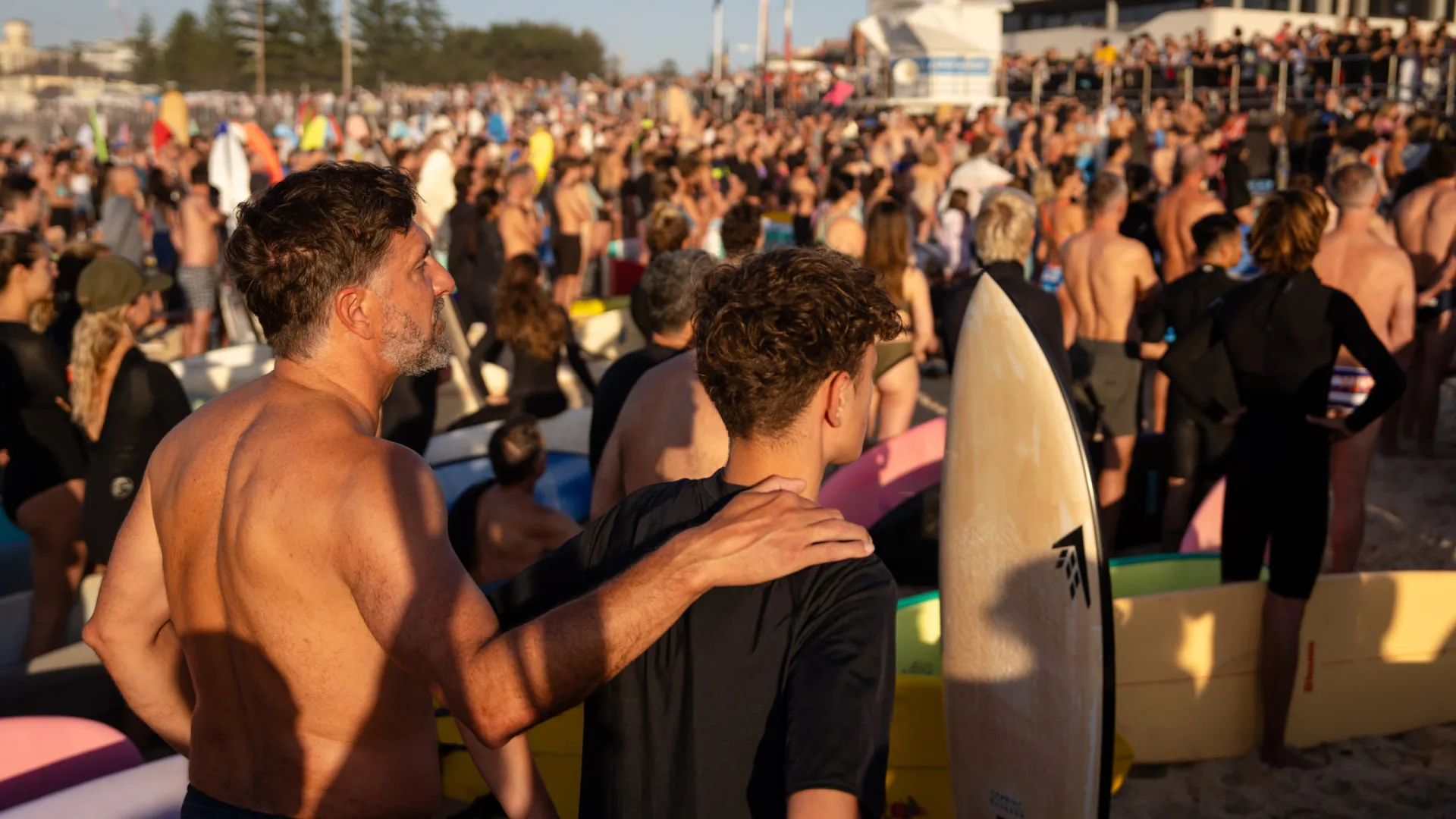 
                    Centenas unem-se em alto mar em homenagem a vítimas de ataque em Bondi
                