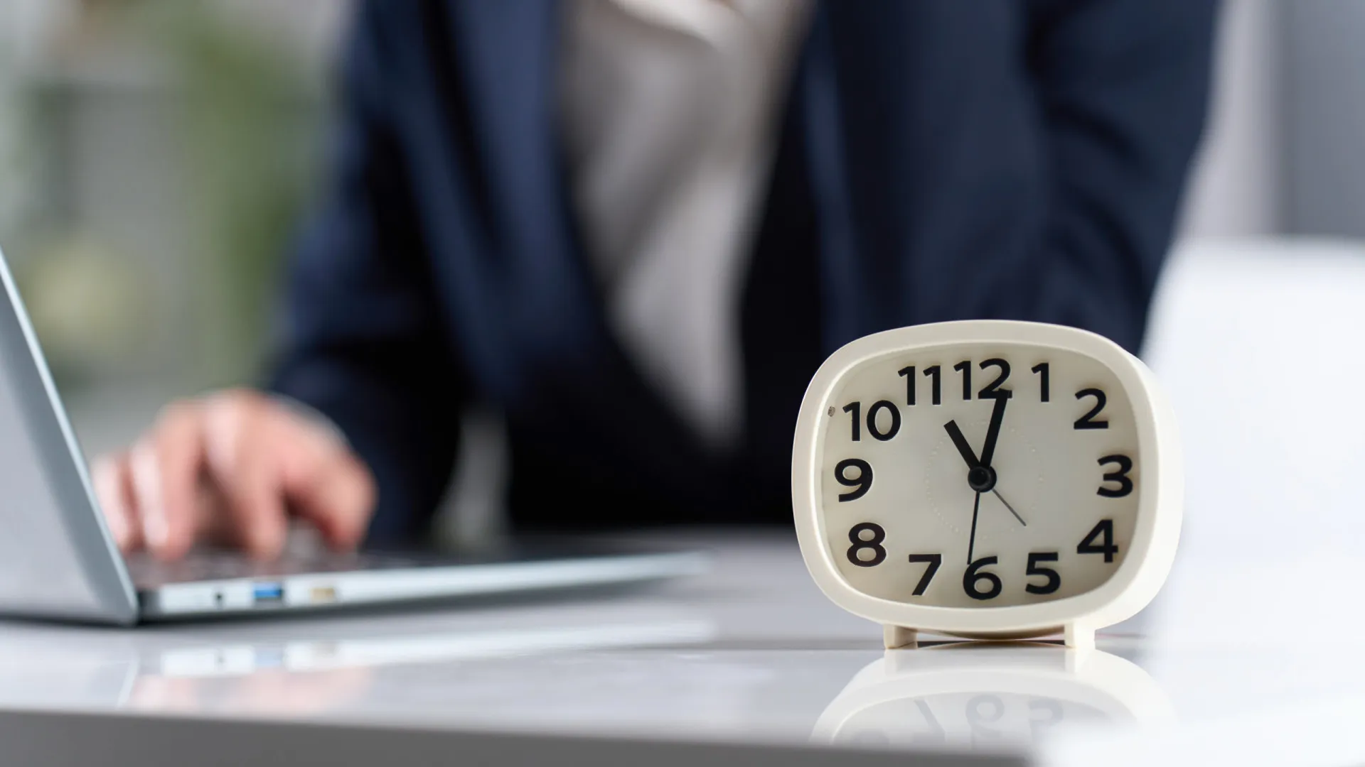 
                    Afinal, o que é o banco de horas individual? E qual é o plano do Governo?
                