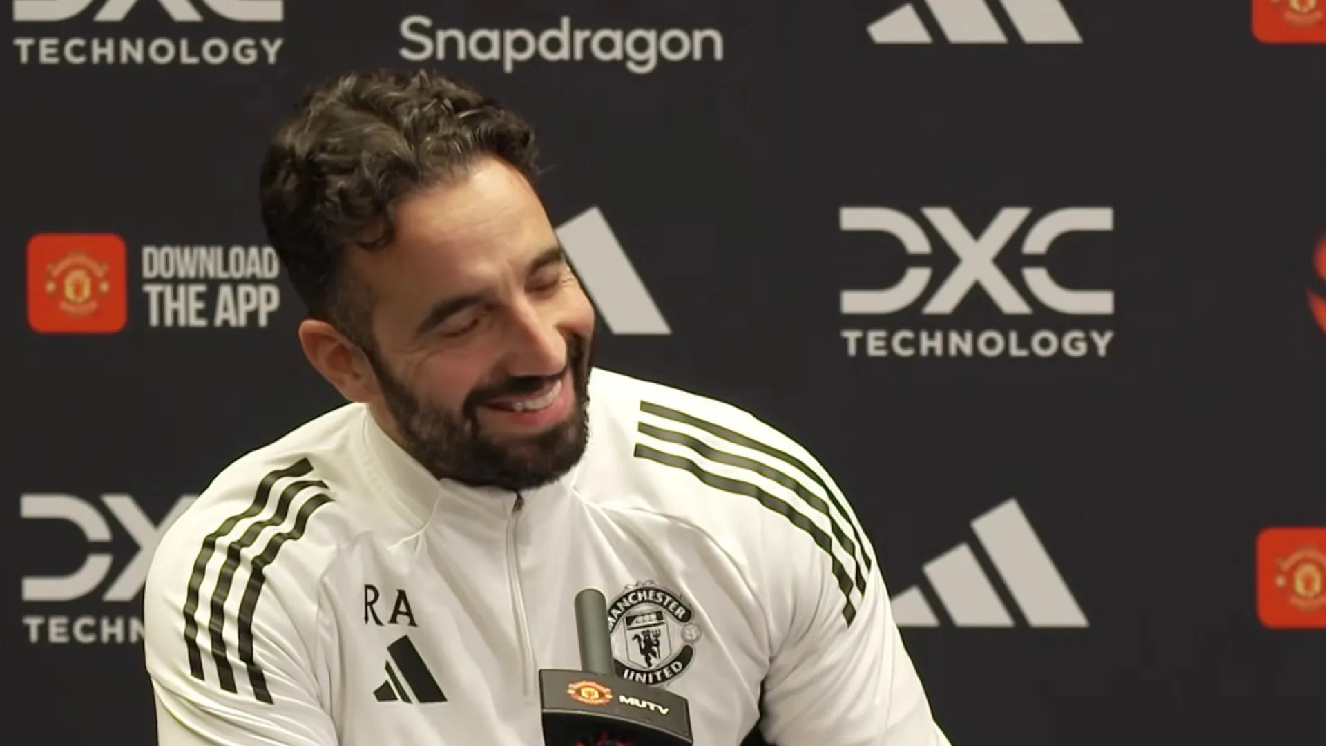 
                    Polémica t-shirt do meio-irmão de Mainoo? A reação (sorridente) de Amorim
                