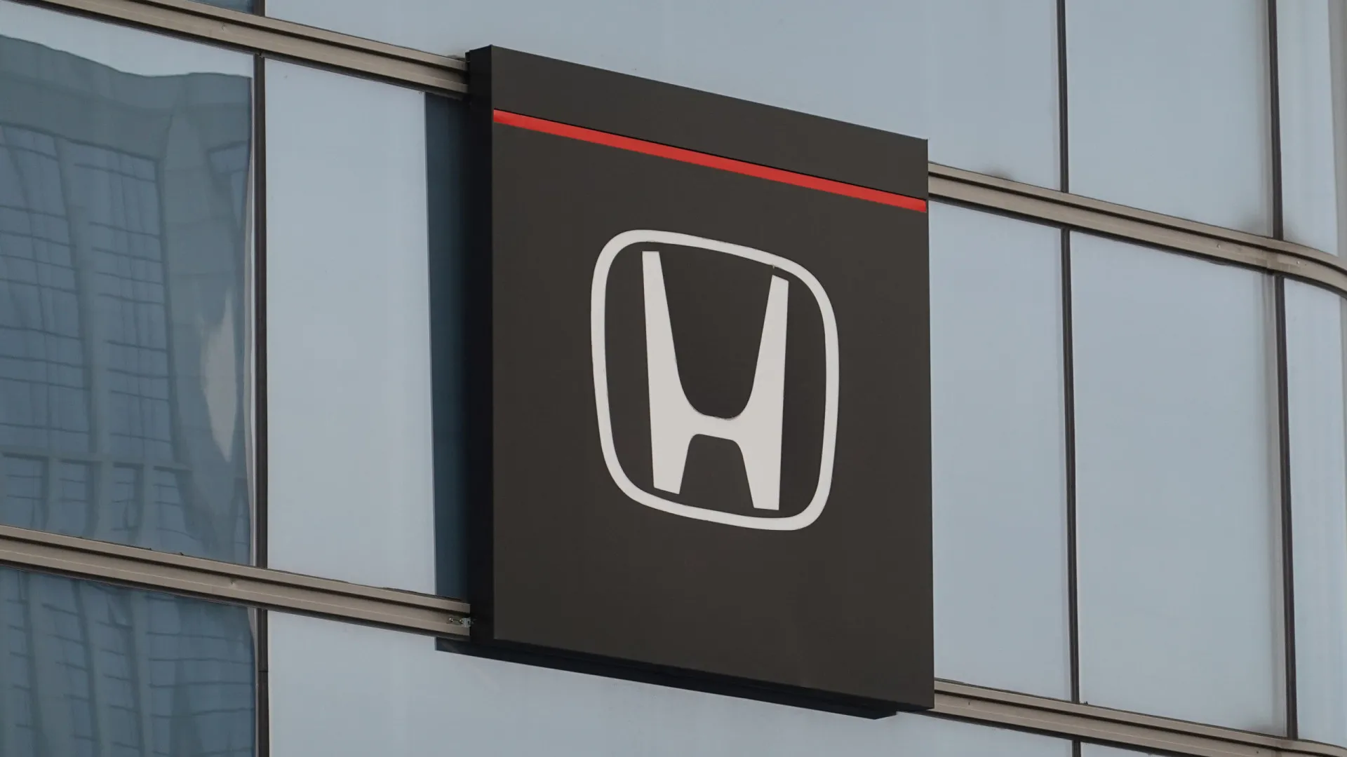 
                    Escassez de chips leva Honda a suspender produção em dois países
                