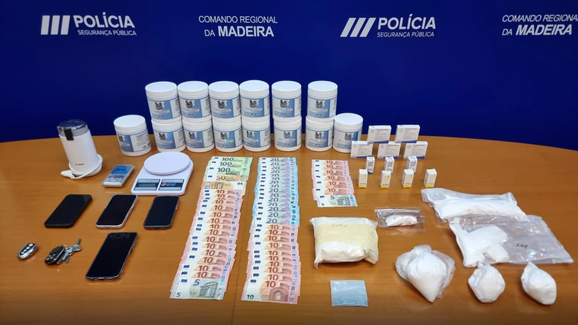 
                    Traficante de droga em prisão preventiva na Madeira (e mulher detida)
                