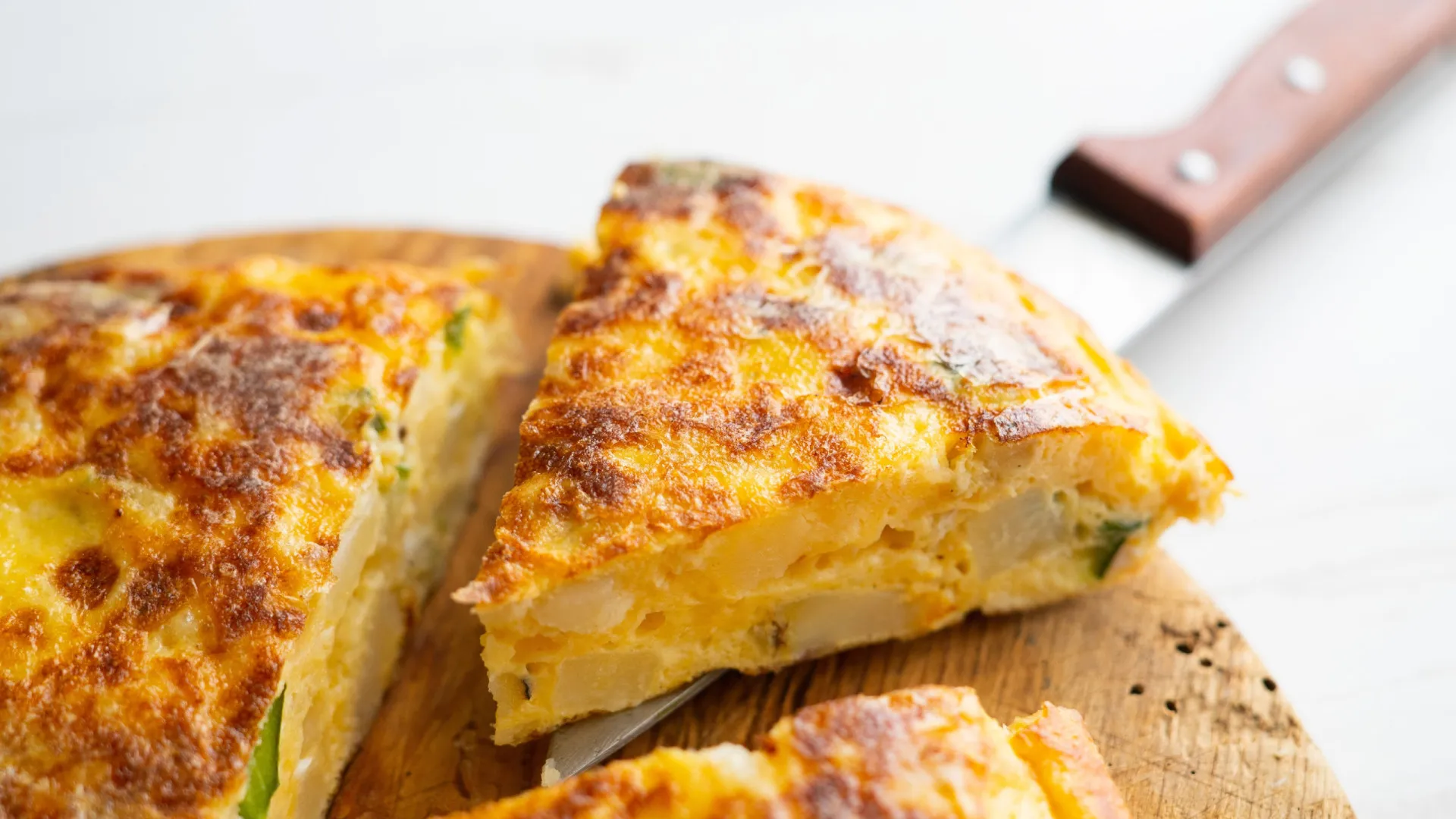 
                    Tortilha de roupa velha: Receita saborosa para usar as sobras de bacalhau
                