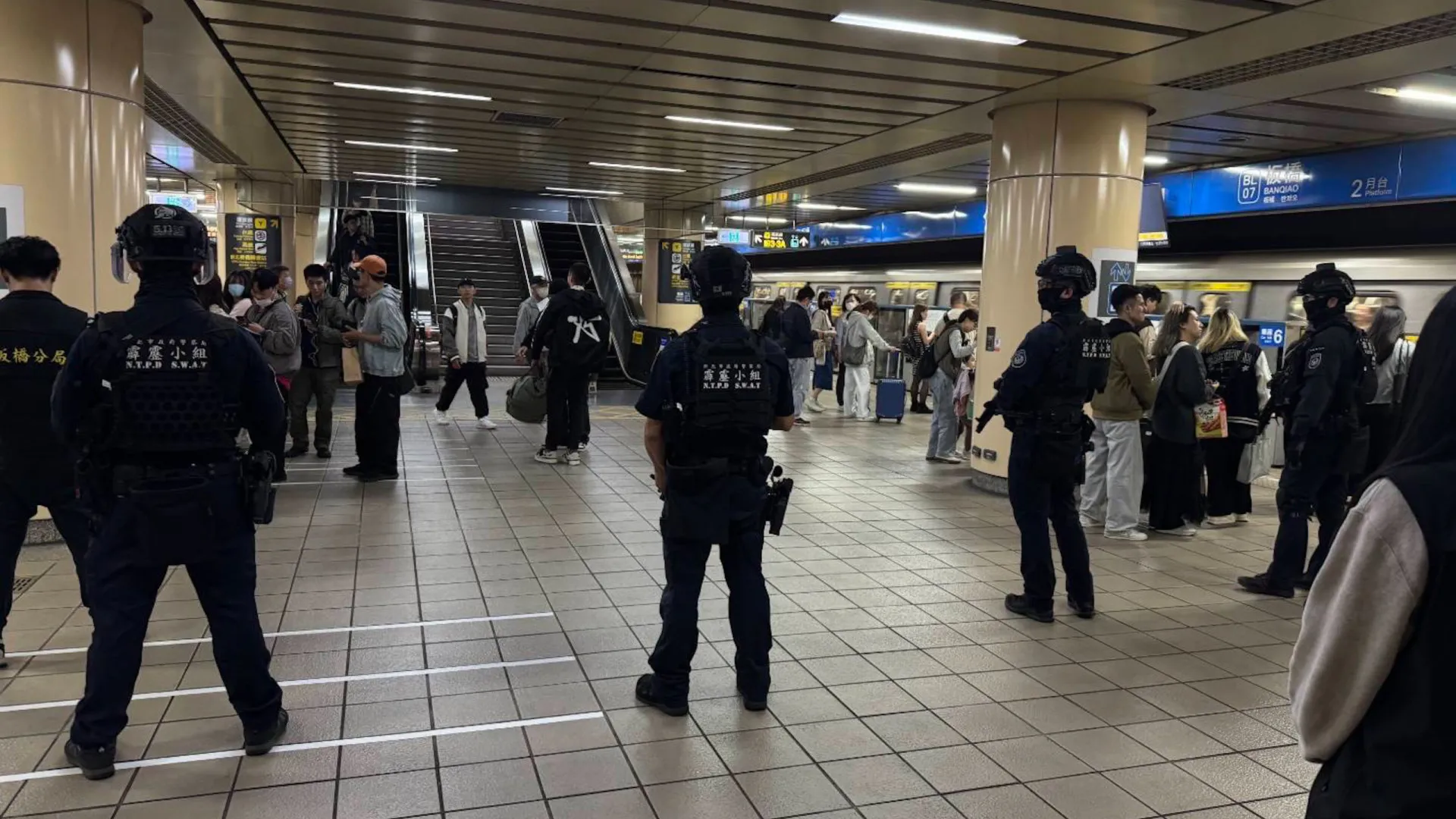 
                    Pelo menos três pessoas morreram num ataque no metro em Taiwan
                