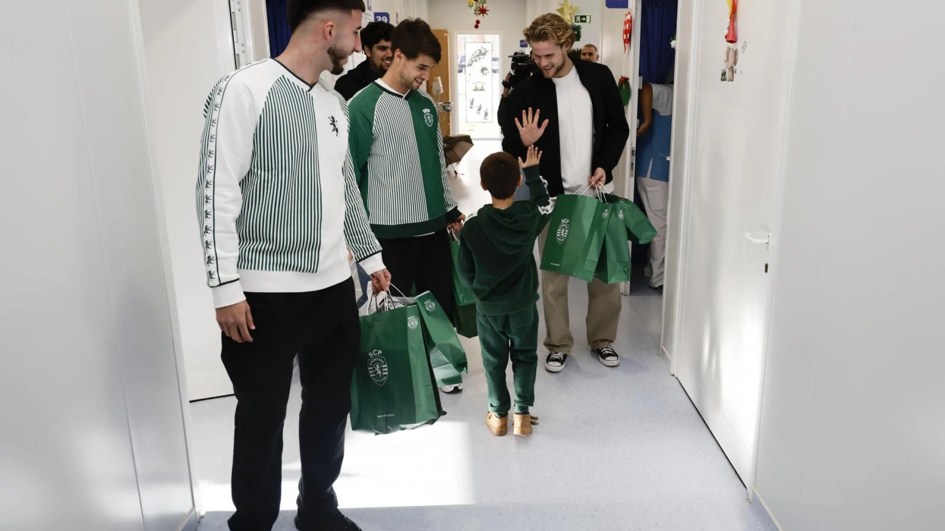 
                    Sporting imune a polémica da Taça em visita solidária a Hospital
                