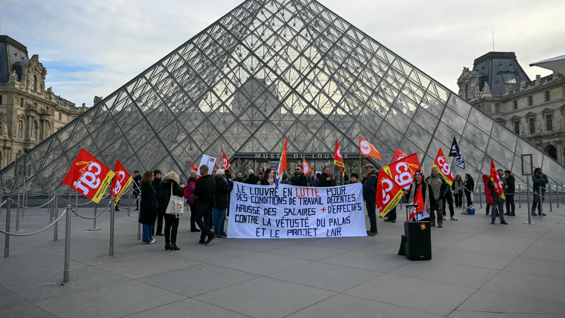 
                    Funcionários do Louvre fazem 