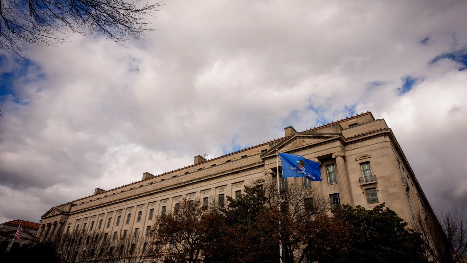 
                    Justiça começou a divulgar ficheiros sobre Epstein há muito aguardados
                