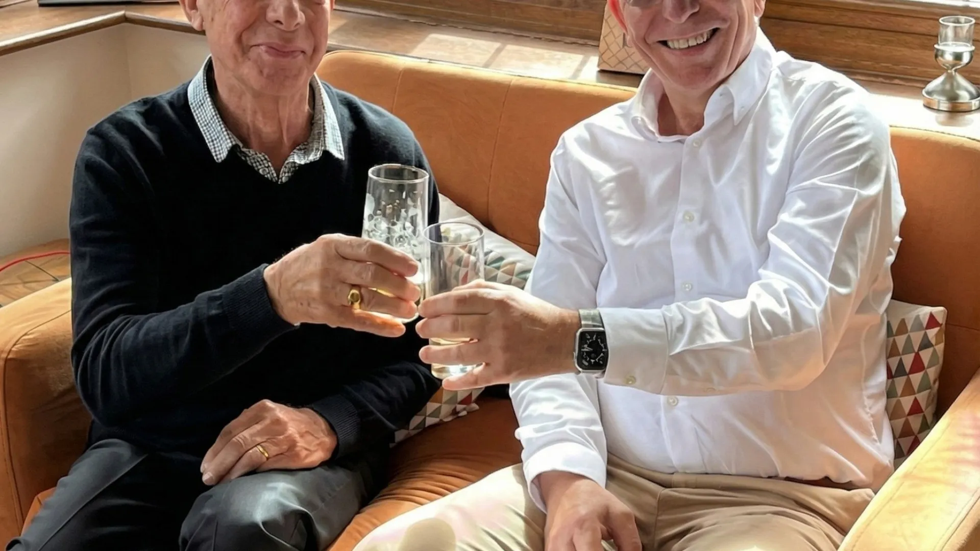 
                    Abandonado em bebé na véspera de Ano Novo, descobre irmão 81 anos depois
                