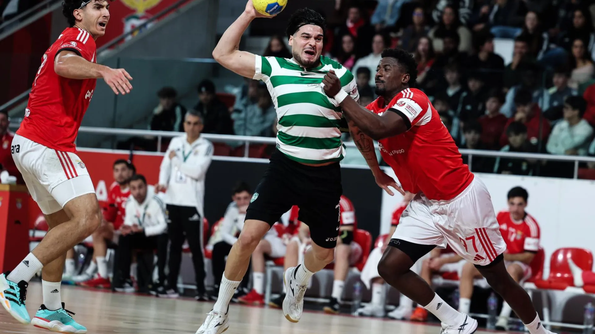 
                    Líder Sporting faz festa na Luz e deixa Benfica mais longe do topo
                