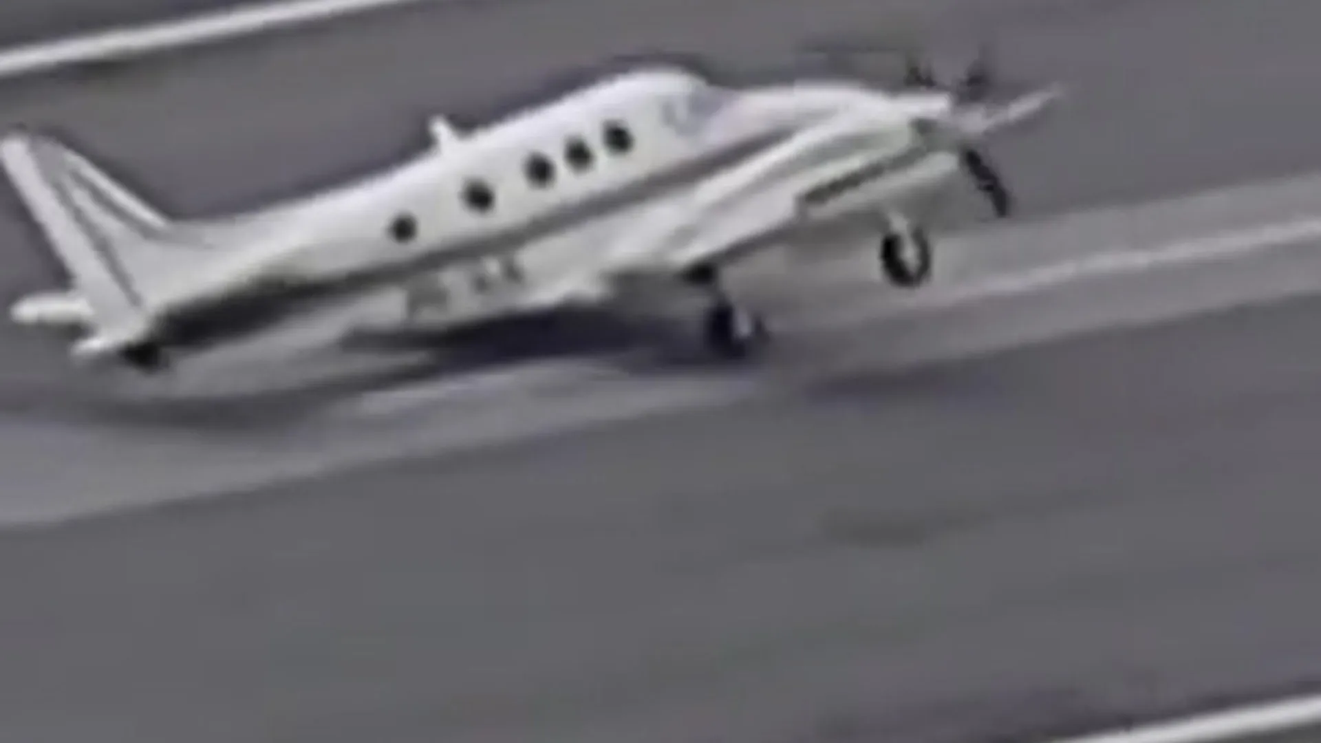 
                    Aeronave tomba ao aterrar em pista de aeroporto no Brasil. Há vídeo
                