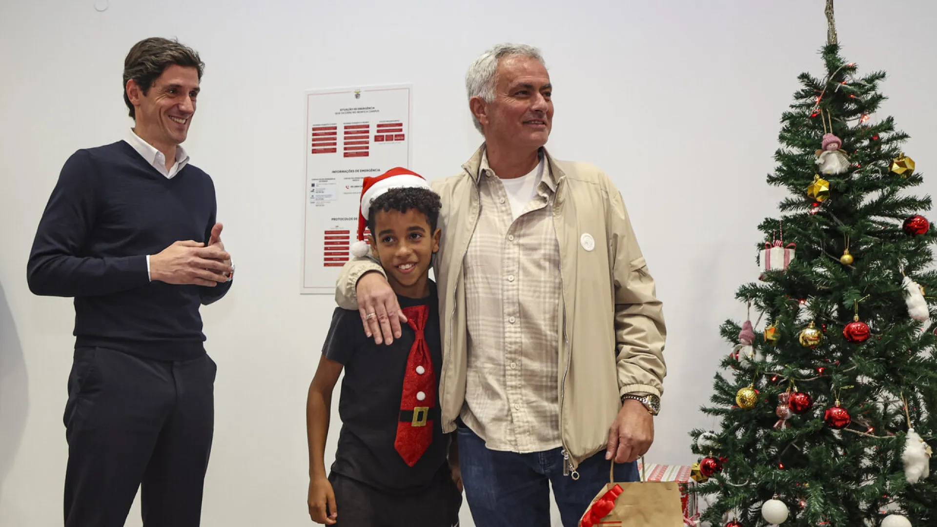 
                    Mourinho radiante no Benfica: 