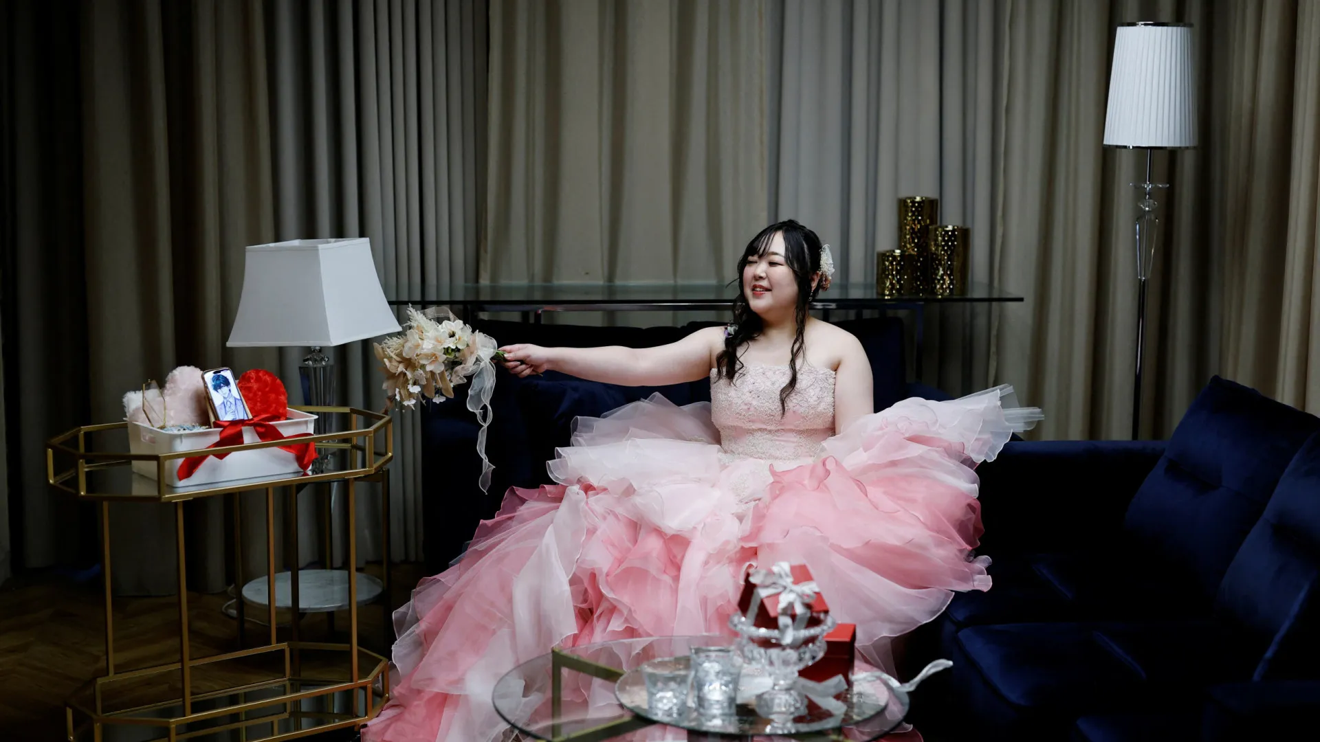 
                    Japonesa casa com personagem que criou no ChatGPT: 