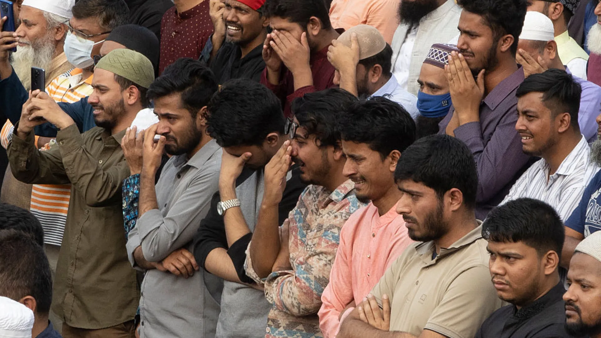 
                    Dezenas de milhares de pessoas no funeral de líder estudantil no Bangladesh
                