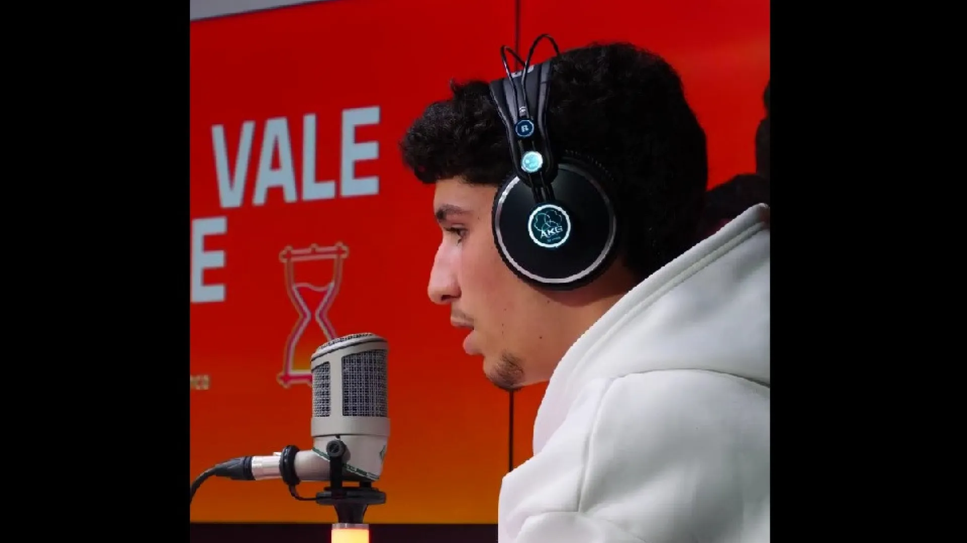 
                    Aposta de Mourinho canta mítico tema de António Zambujo... e surpreende
                