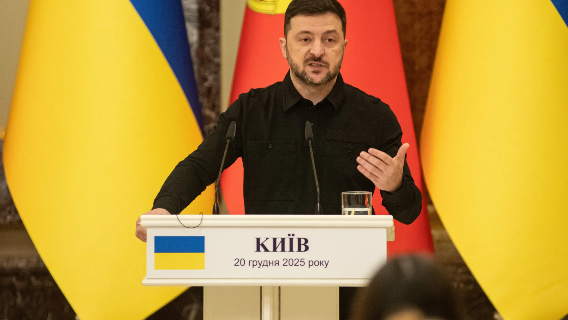 
                    Zelensky avisa Putin que não lhe cabe decidir eleições ucranianas
                