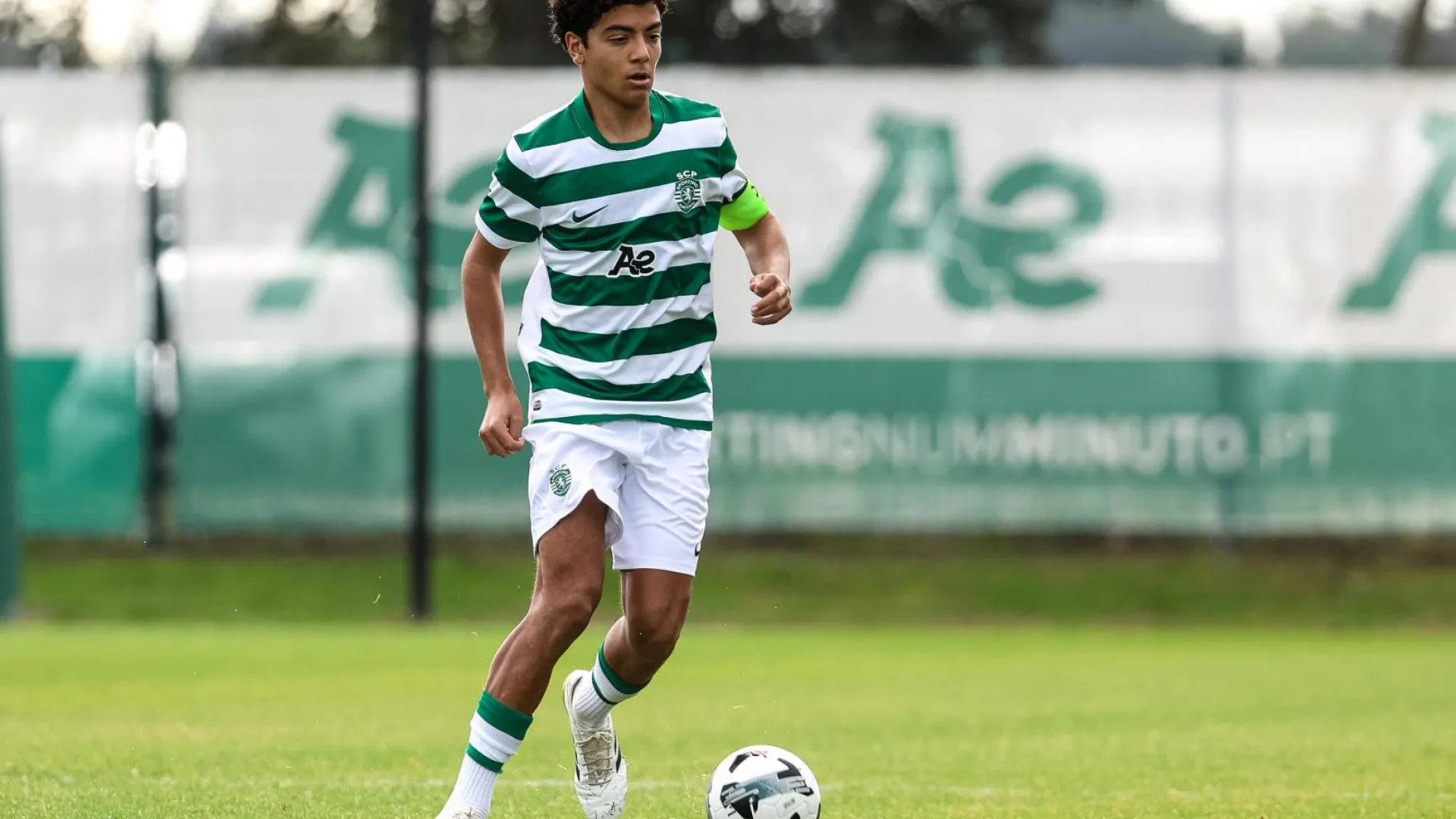 
                    Sporting 'tomba' Benfica num dérbi de loucos com sete golos
                