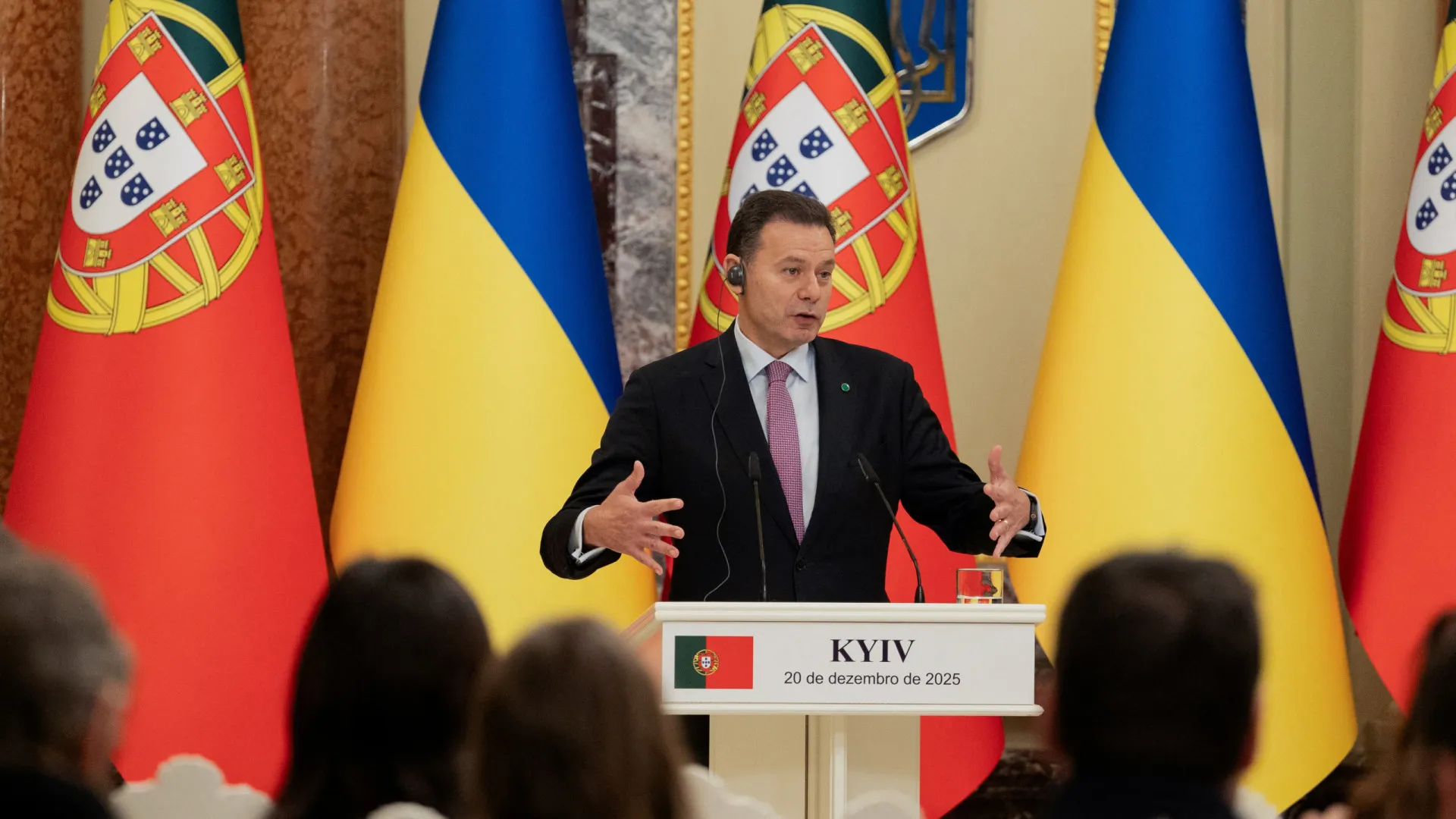 
                    Montenegro diz a Zelensky que paz está mais próxima mas aconselha serenidade
                