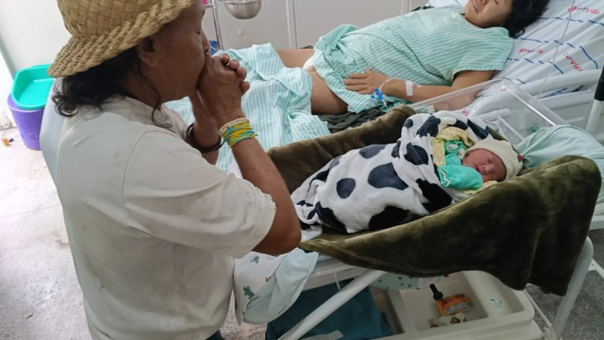 
                    Três mulheres restam deste povo indígena: Agora nasce 1.º bebé em 30 anos
                