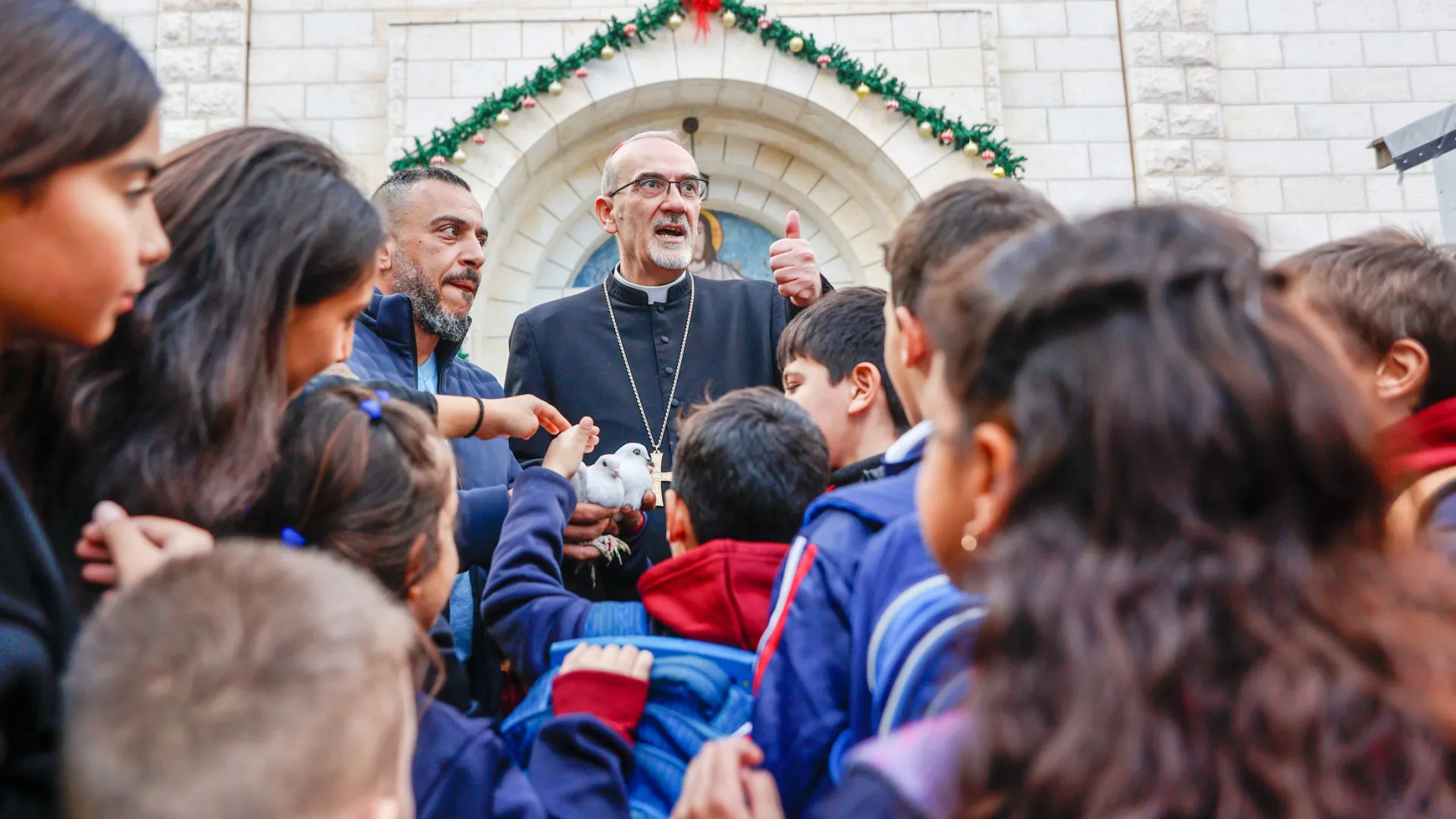 
                    Patriarca de Jerusalém visita campos de deslocados na Faixa de Gaza
                