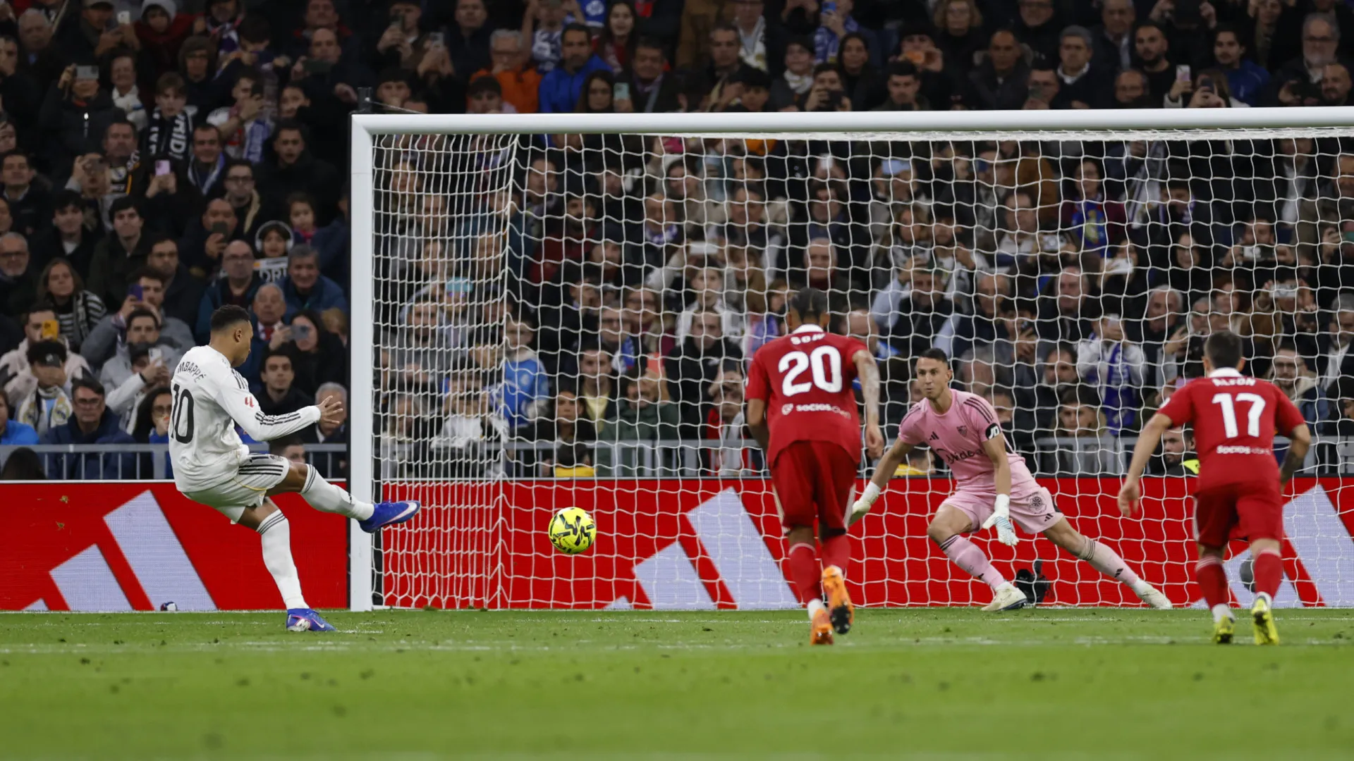 
                    Real Madrid fica a um ponto do FC Barcelona na 'festa' de Kylian Mbappé
                