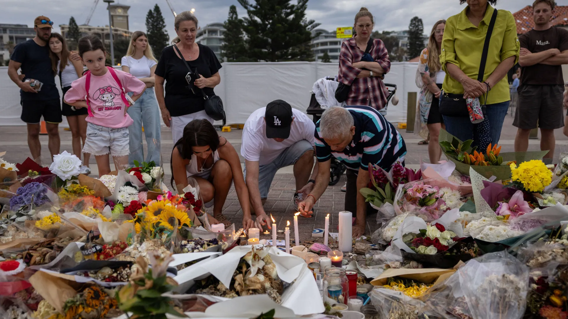 
                    Milhares choram vítimas de ataque antissemita na praia de Bondi
                