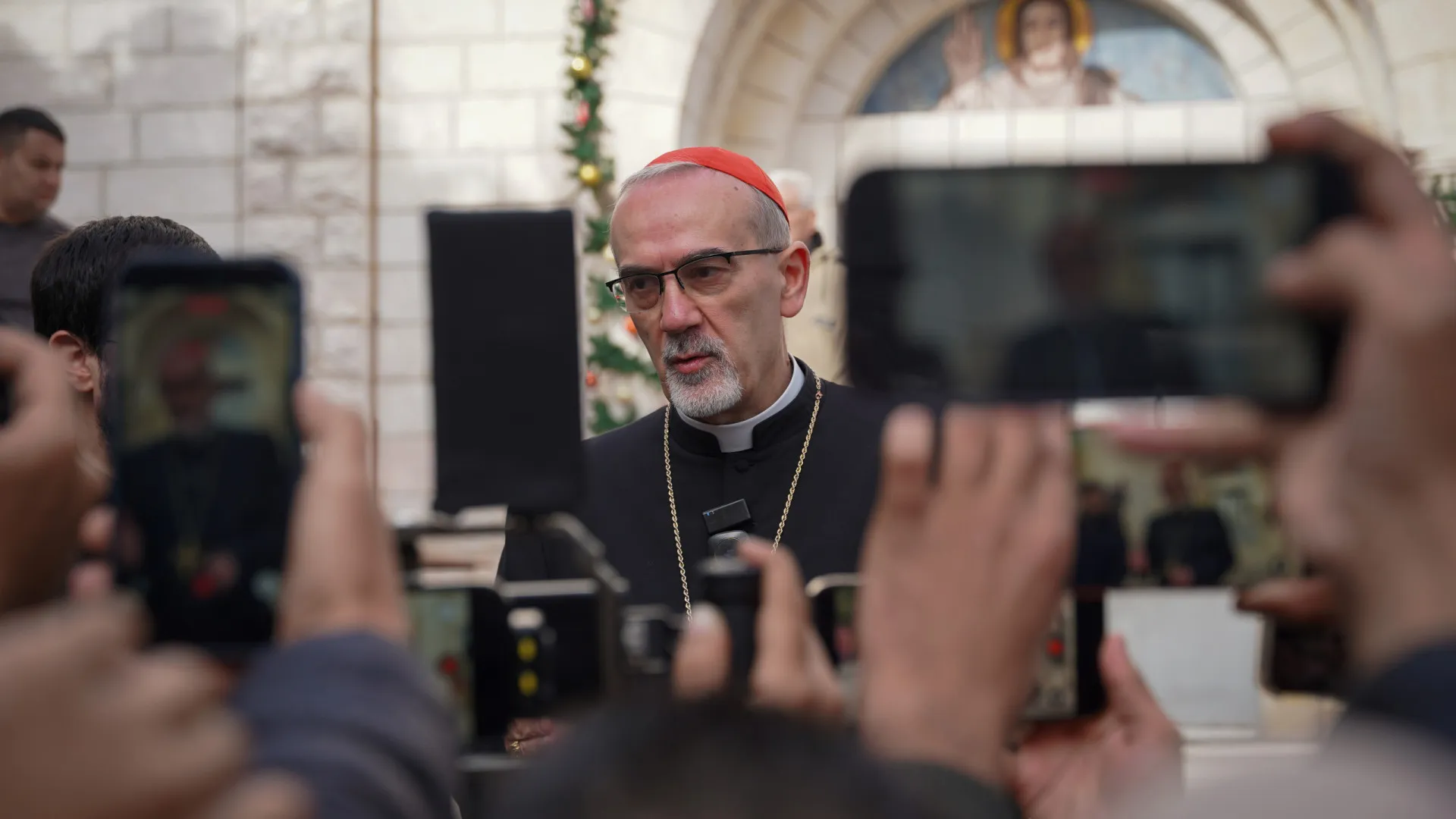 
                    Cardeal Pizzaballa celebra missa de Natal em Gaza: 