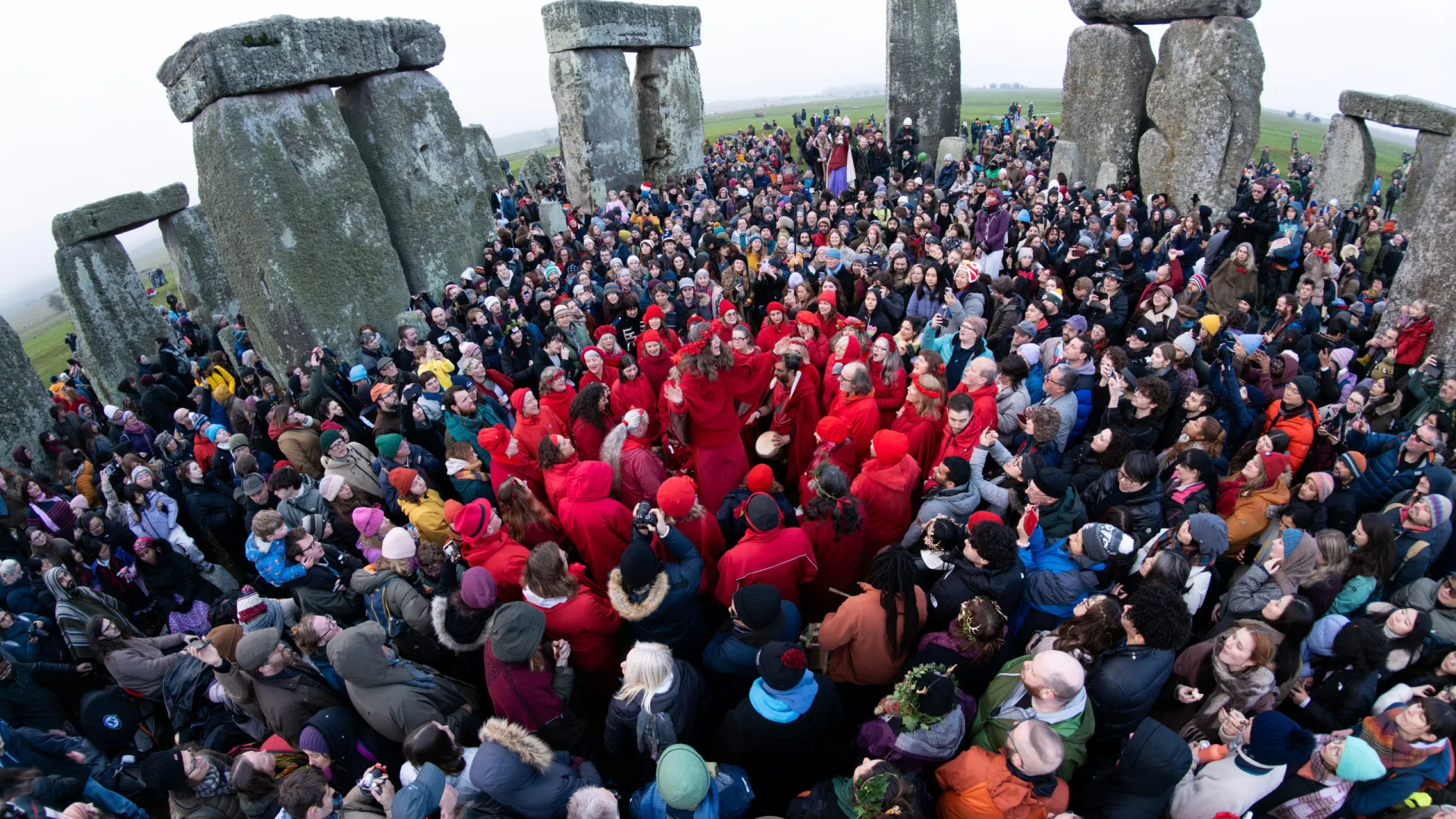 
                    Tradição continua e milhares comemoram solstício de inverno em Stonehenge
                