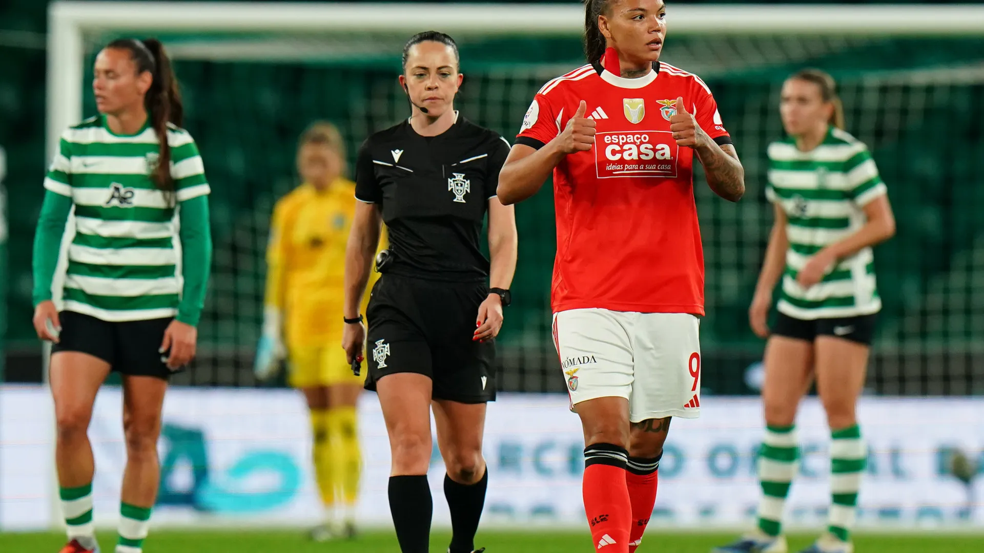 
                    Não é no masculino. Benfica reclama com arbitragem no dérbi com Sporting
                