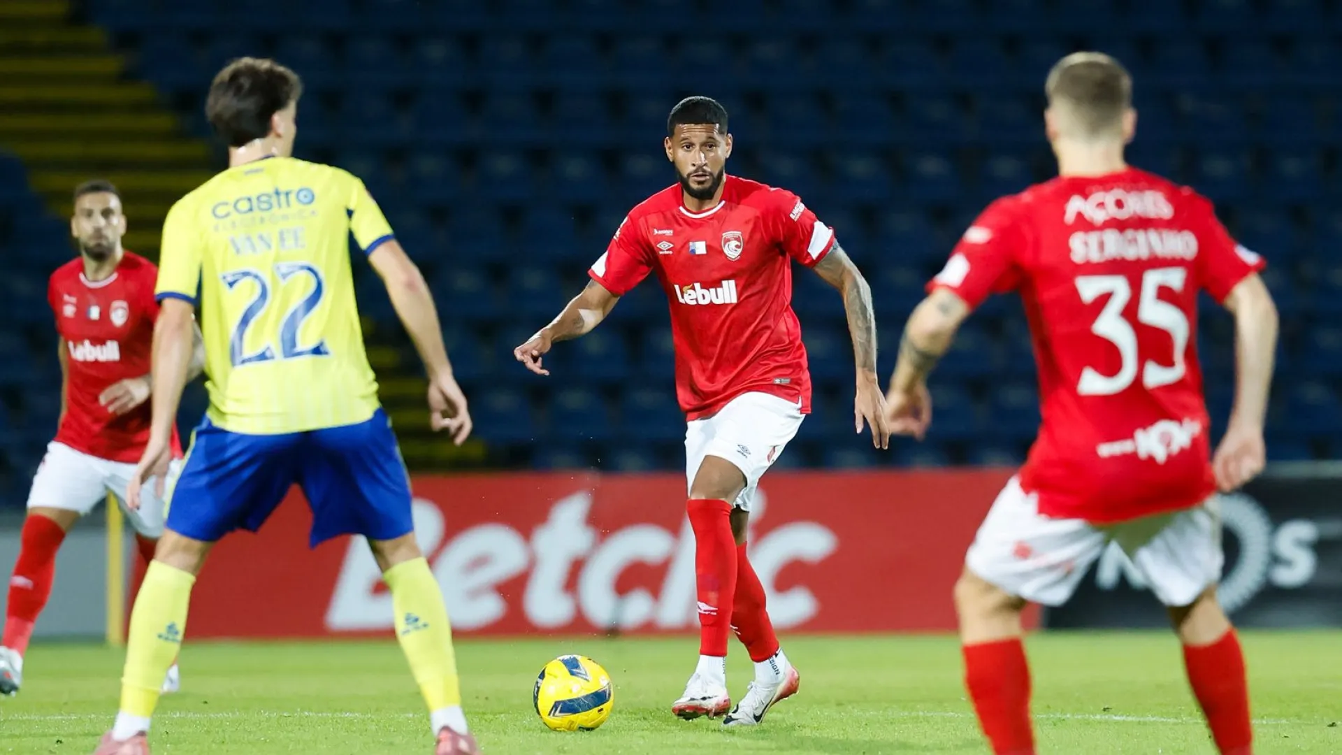 
                    Santa Clara desliza com Arouca ainda com jogo do Sporting na cabeça
                