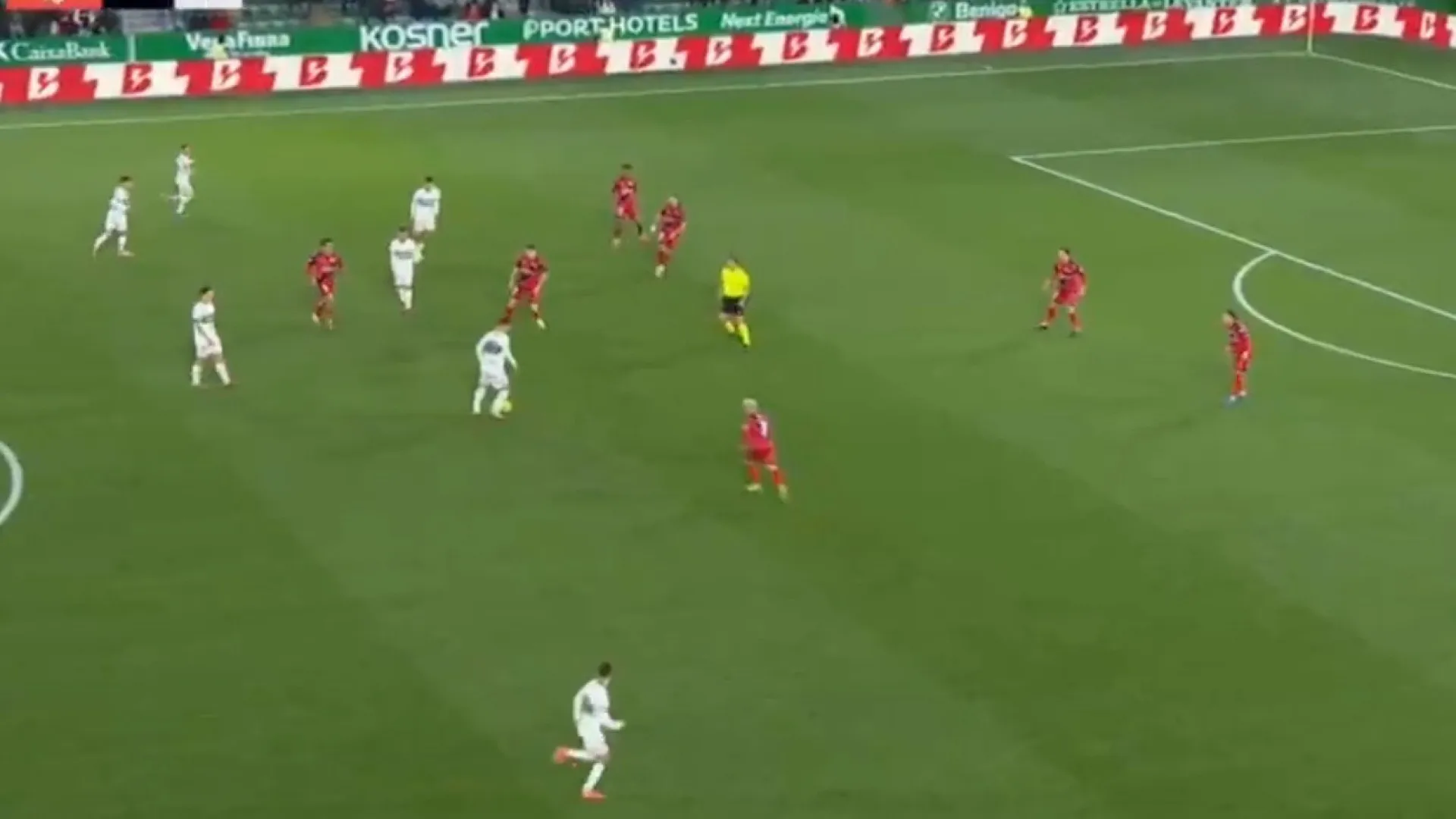 
                    Ex-Benfica estreou-se a marcar na La Liga com este belo golo
                