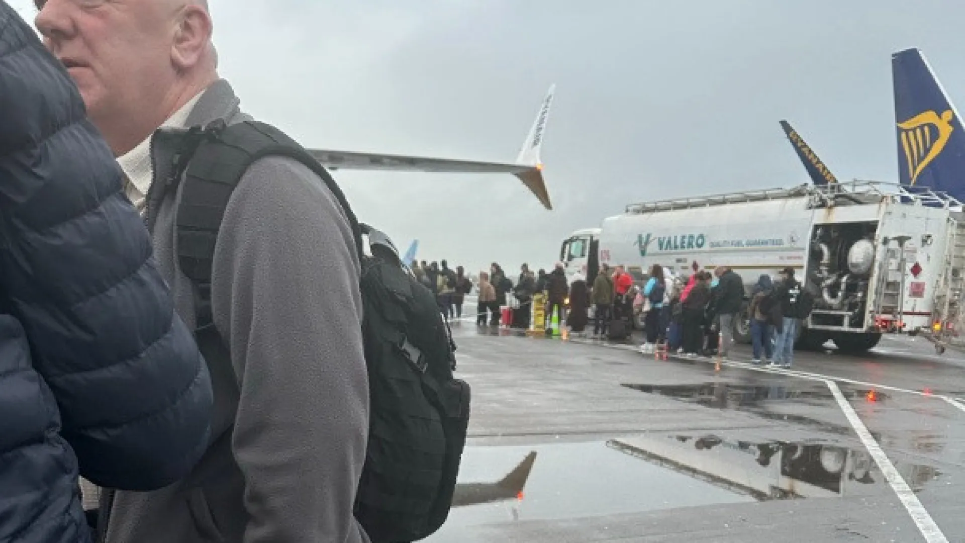 
                    Avião embate em camião de combustível e é evacuado. Vinha para Portugal
                