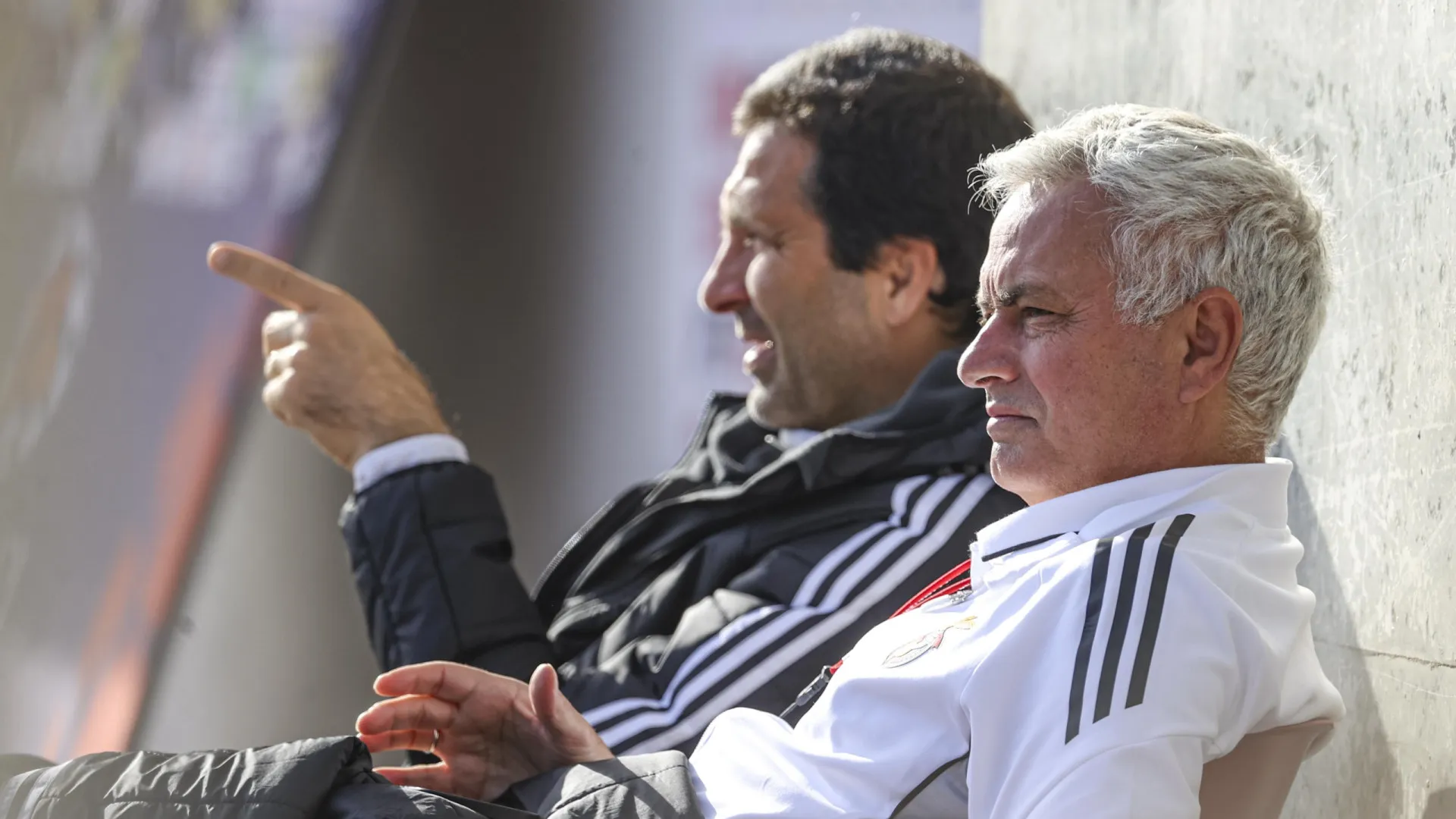 
                    Mourinho (e não só). Plantel do Benfica em peso num jogo dos sub-23
                